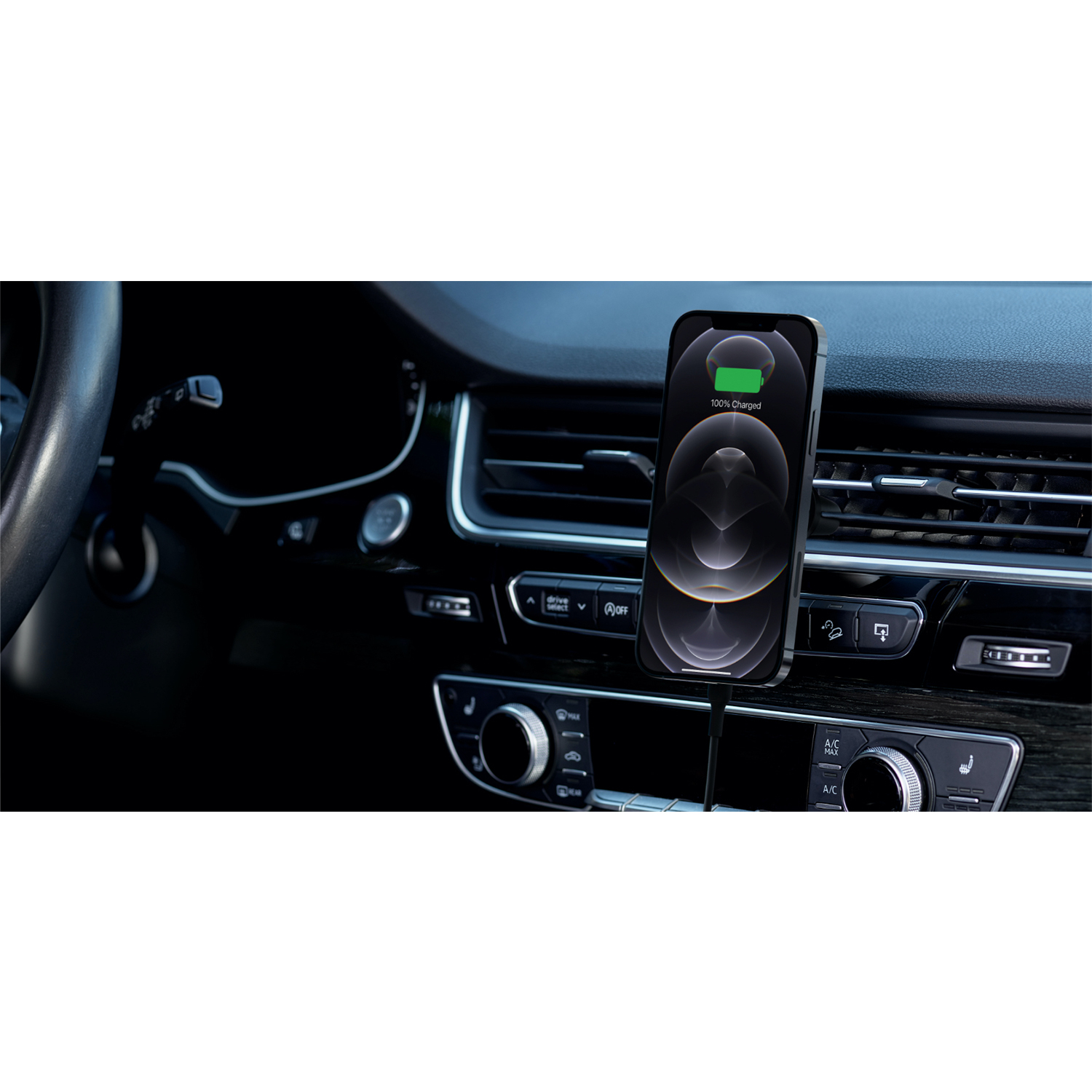 Smartphone in carica in auto, lo schermo mostra 100% carica.