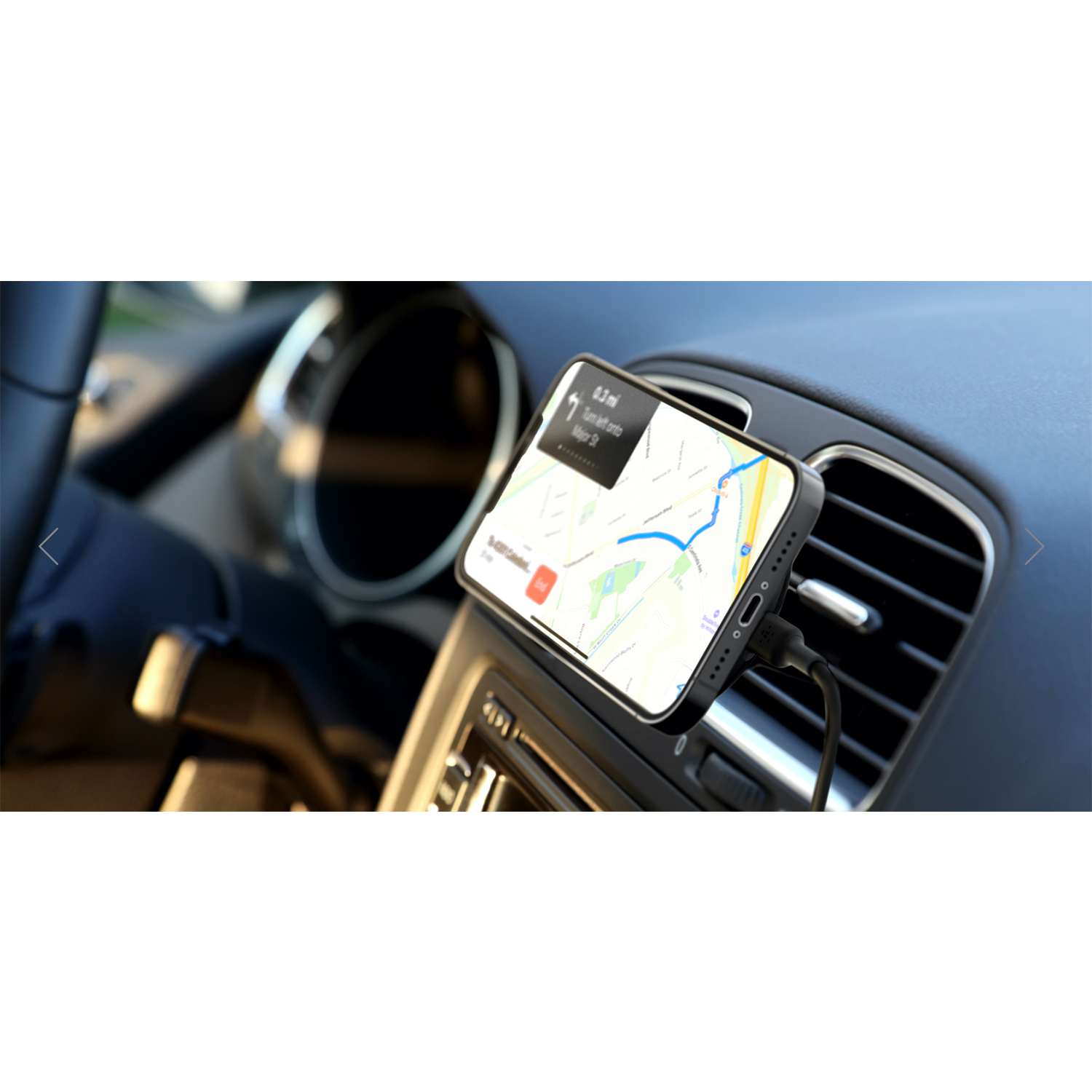 Uno smartphone montato in una bocchetta d'aria dell'auto, che mostra una mappa con indicazioni. Interni dell'auto visibili.