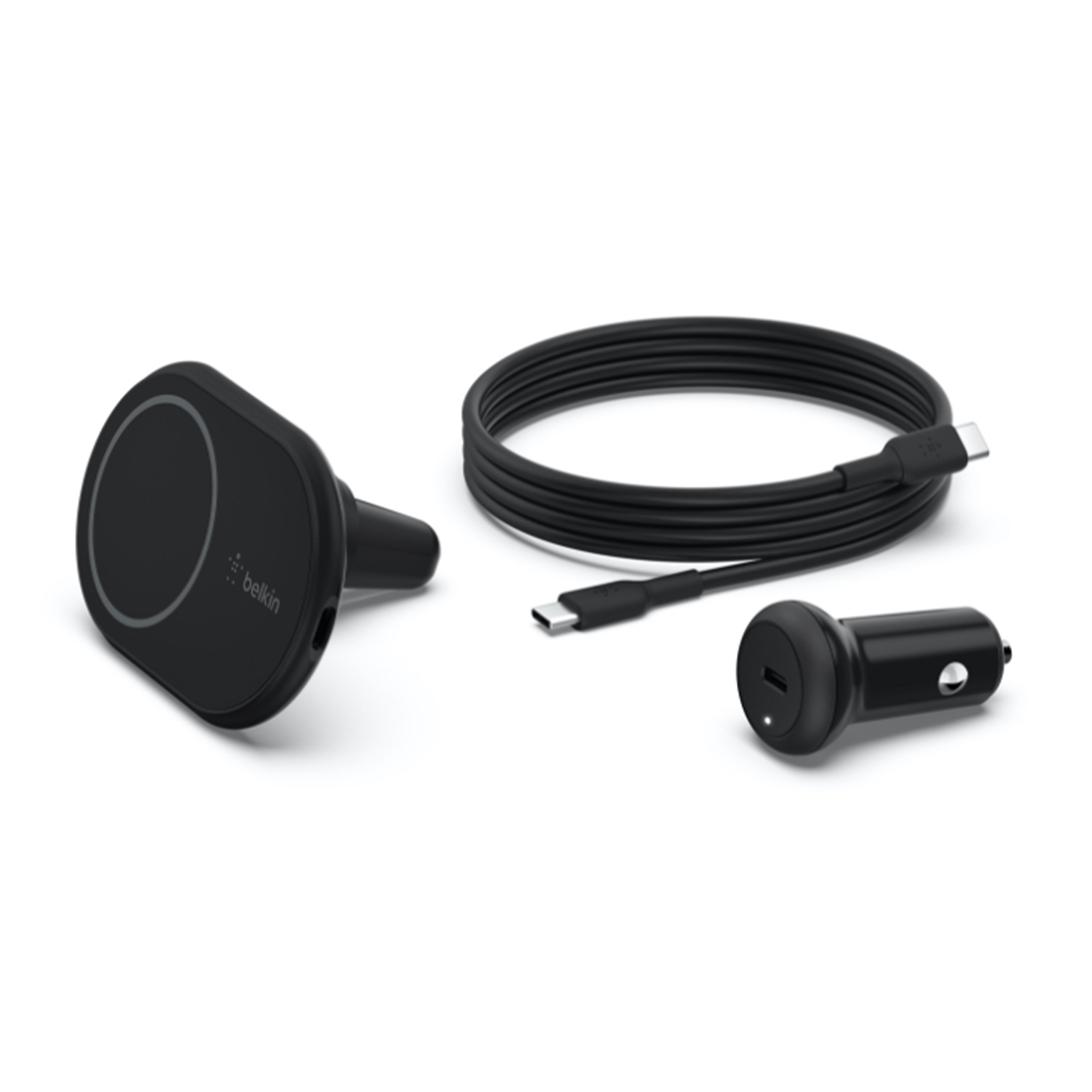 Accessori caricabatterie per auto neri, tra cui supporto magnetico, cavo e caricatore su bianco.