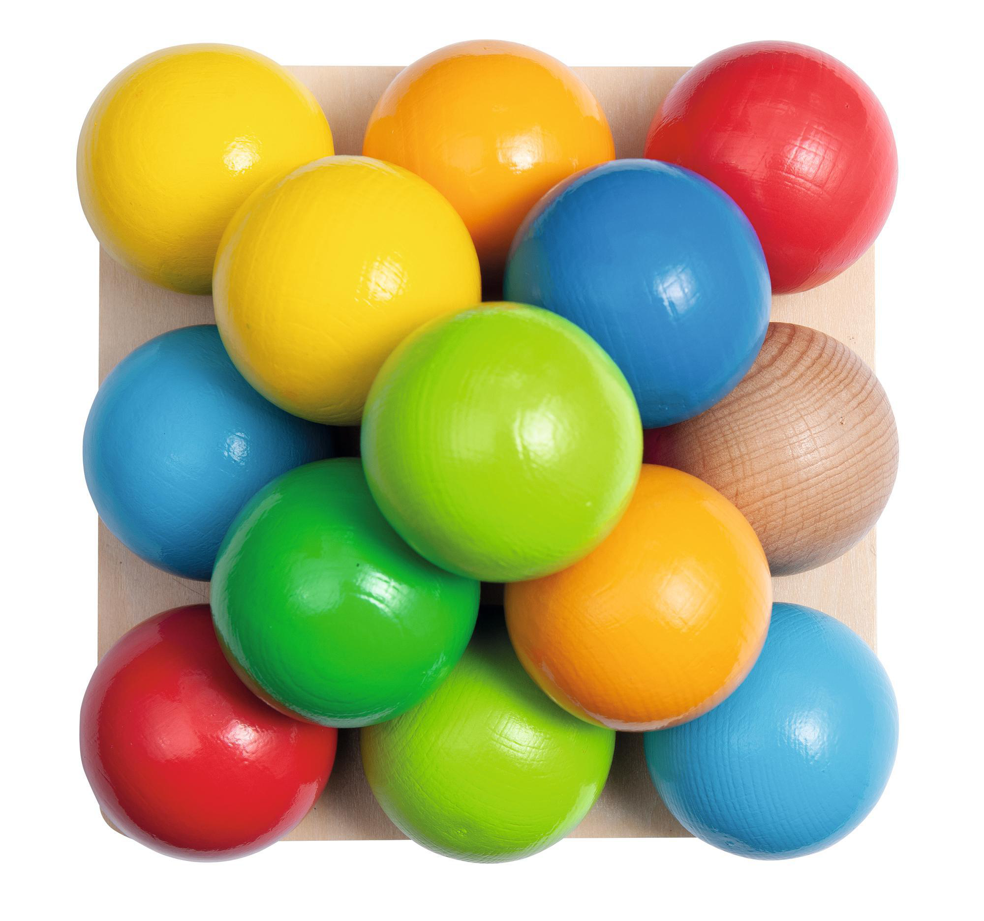 Holzbrett mit bunten Kugeln. Rote, gelbe, grüne und orangefarbene Kugeln. Weißer Hintergrund.