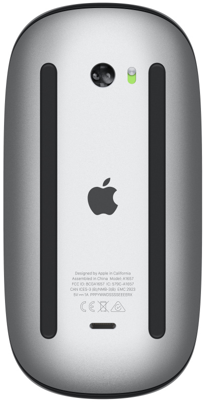 Unterseite einer silbernen Maus. Zeigt das Apple-Logo und einen Ladeanschluss. Die Oberseite ist schwarz.