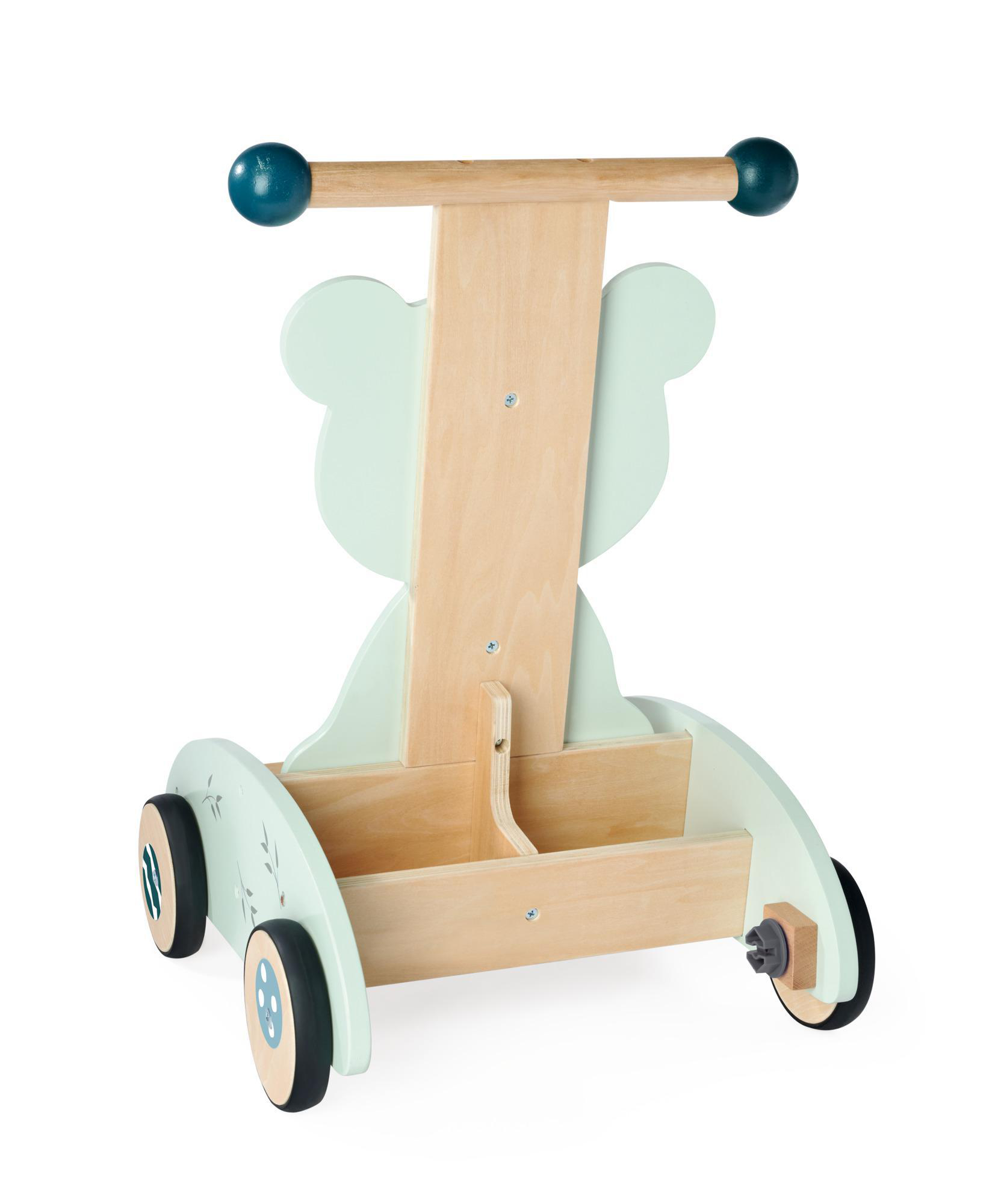 Ein hölzernes und grünes Baby-Lauflernspielzeug auf weißem Hintergrund.