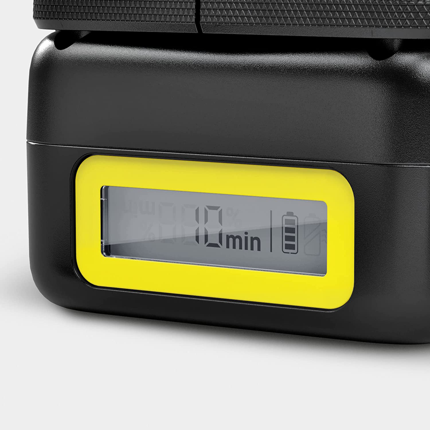 Un dispositivo nero con display giallo, che mostra livello batteria, ora e una percentuale.