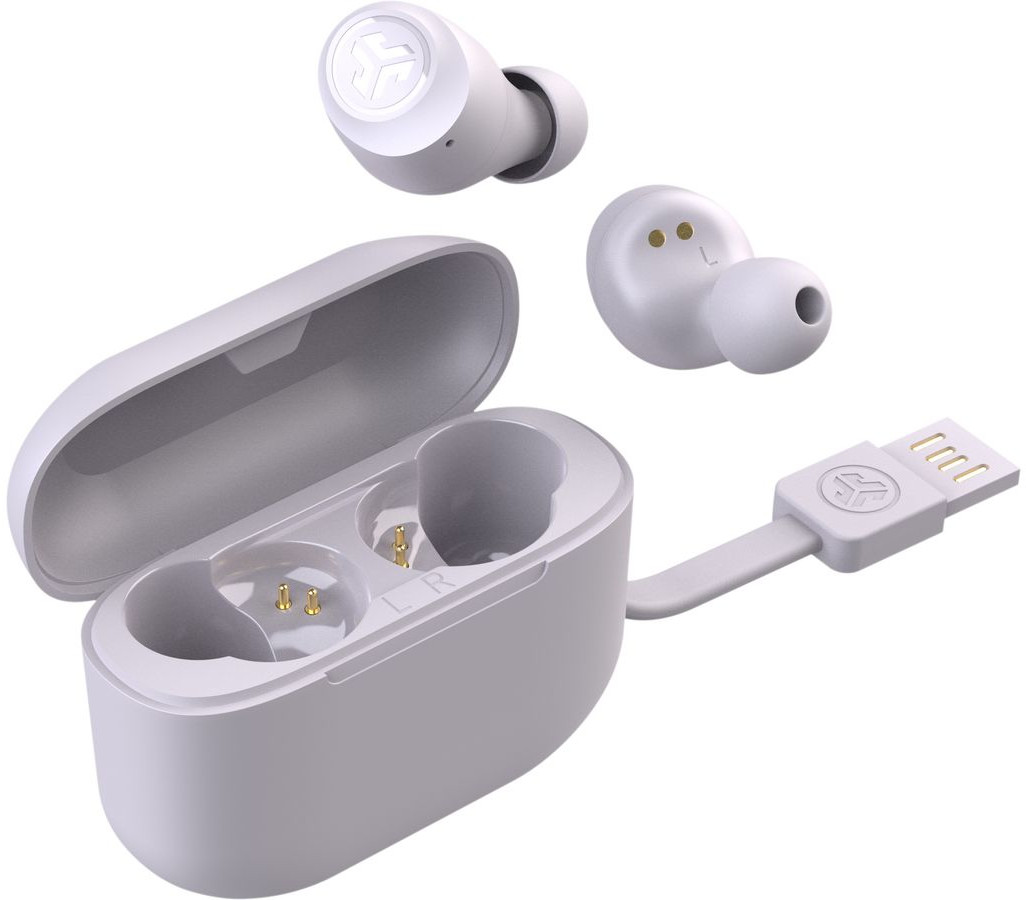 Witte oortelefoons, oplaadcase en USB-kabel op witte achtergrond.