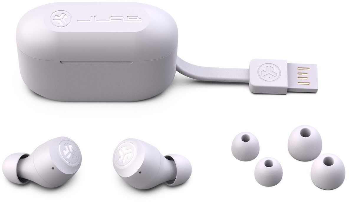 Witte oordopjes met een oplaadcase en een USB-kabel, plus extra oortips.