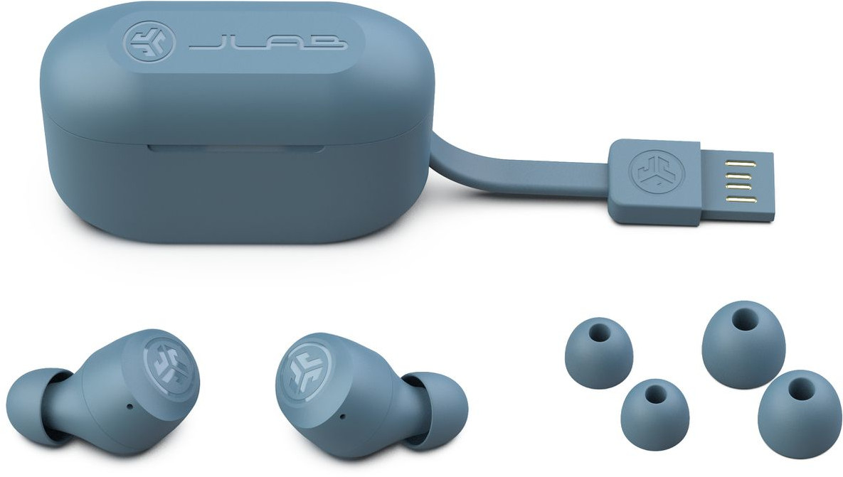 Een oplaadcase en oordopjes. De oordopjes zijn lichtblauw, samen met de case en een USB-connector.