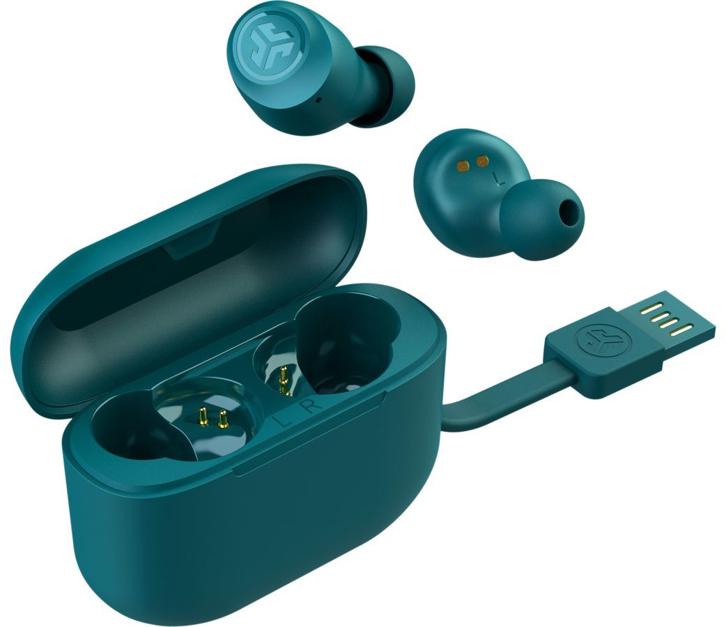 Turquoise oordopjes en oplaadcase met een USB-C-kabel, geïsoleerd op wit.