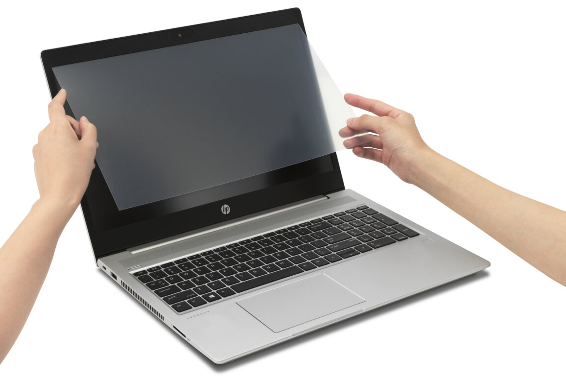 Kéz lehúzza a képernyővédőt egy ezüst laptopról fehér háttér előtt.