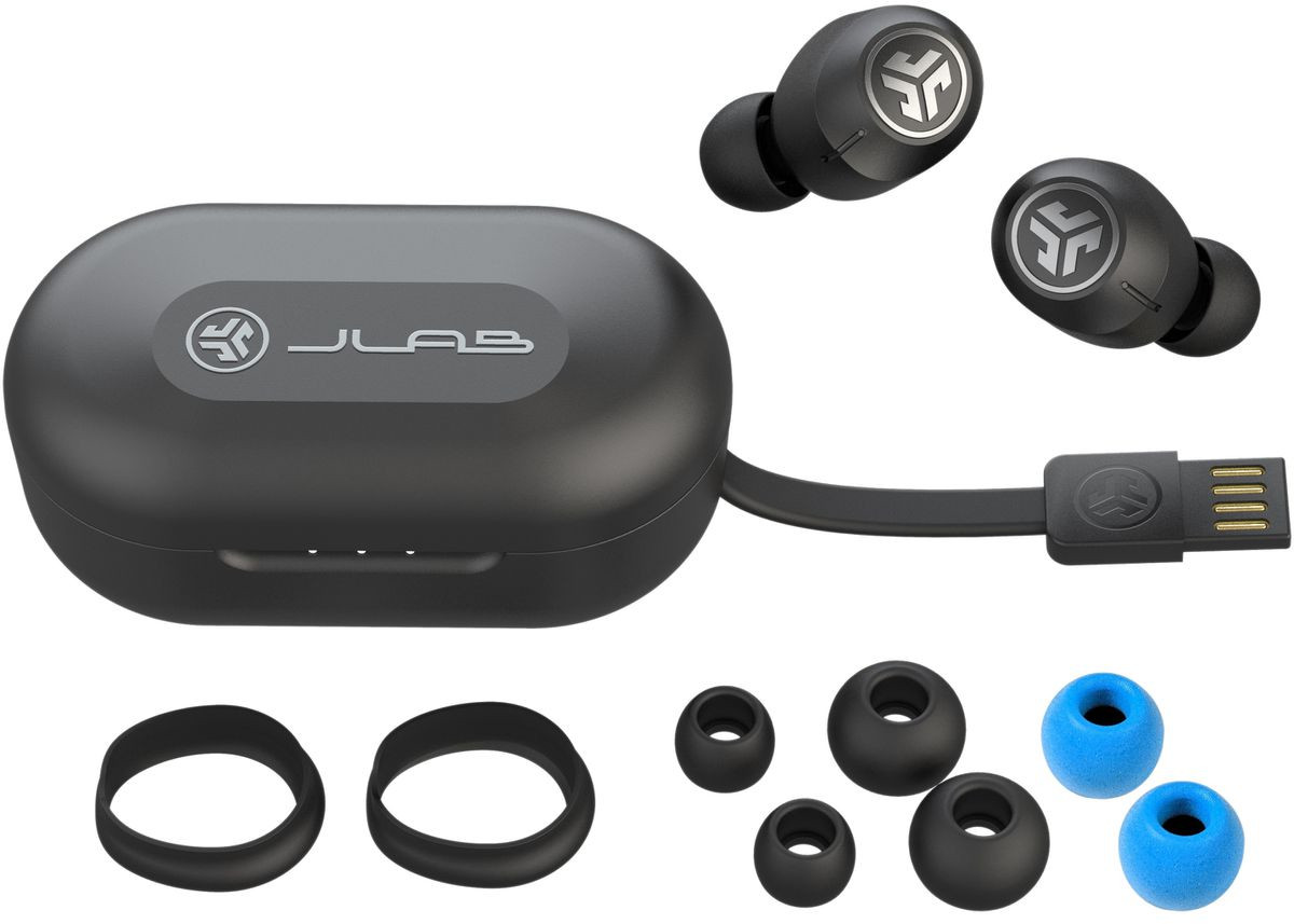 Écouteurs JLab noirs, étui de chargement et câble USB. Embouts supplémentaires inclus.
