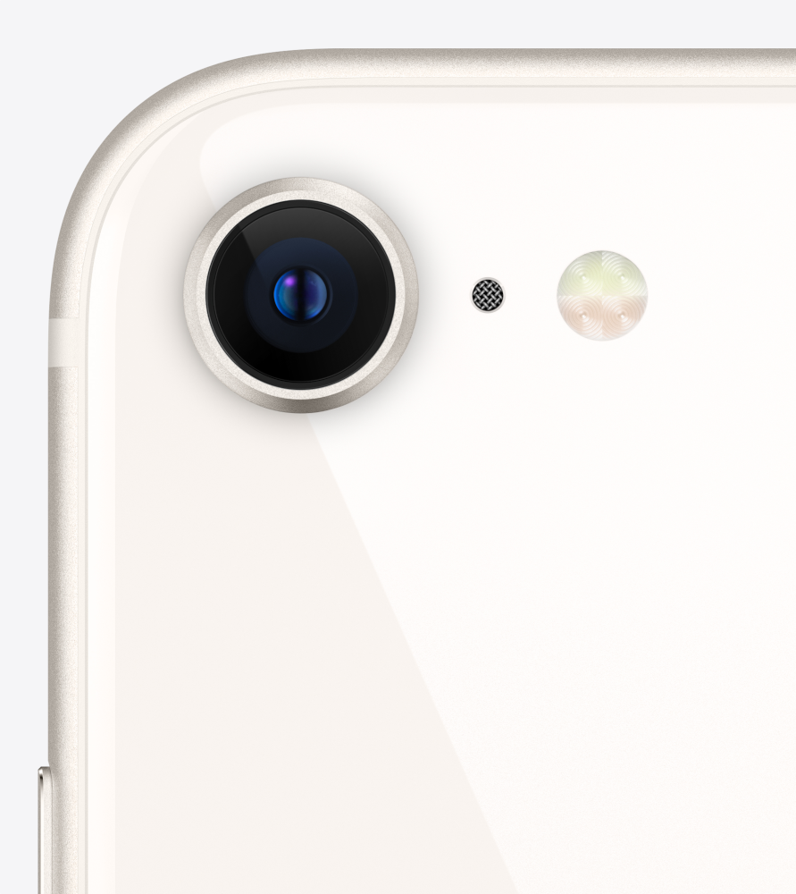Close-up van de camera en flitser van een witte telefoon, met een witte achtergrond.
