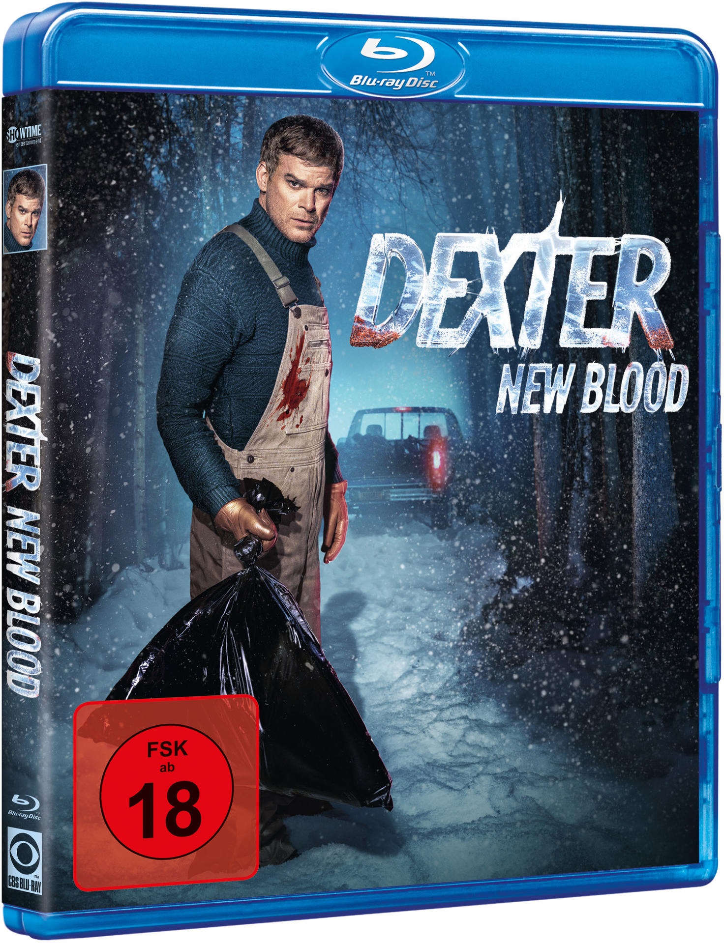 Dexter New Blood Blu-ray-Cover. Ein Mann in Overalls hält eine schwarze Tasche in einer verschneiten Waldszene.