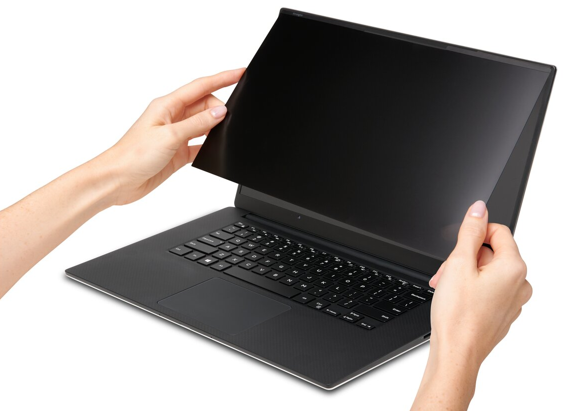 Kéz egy adatvédelmi szűrőt tart egy laptop képernyője felett.