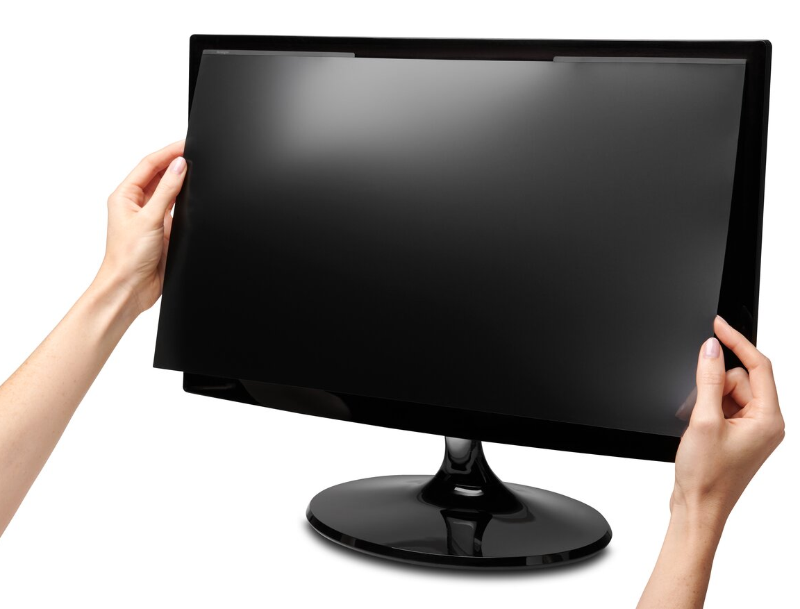Kéz tart egy fekete számítógép monitort. A képernyő fekete, a háttér fehér.