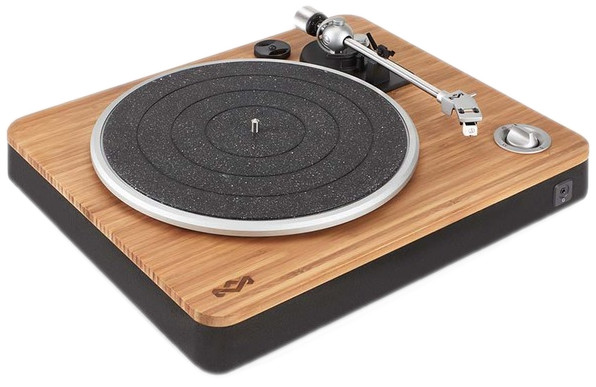 Een bovenaanzicht van een houten platenspeler met een zwarte basis, geïsoleerd op een witte achtergrond.