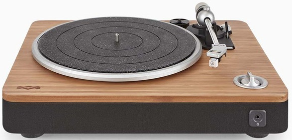 Houten platenspeler met zwart midden en zilveren arm, op een witte achtergrond.