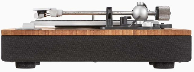 Zijaanzicht van een houten platenspeler met een zwarte basis, met de arm en de zwarte stoffen zijkant.