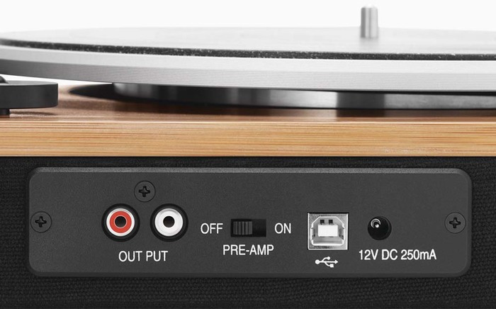 Achterpaneel van een platenspeler. Bevat uitgang, pre-amp schakelaar, USB-poort en stroomingang.