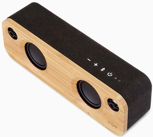 Zwarte en houtnerf speaker. Twee speakers zichtbaar, met bedieningsknoppen.