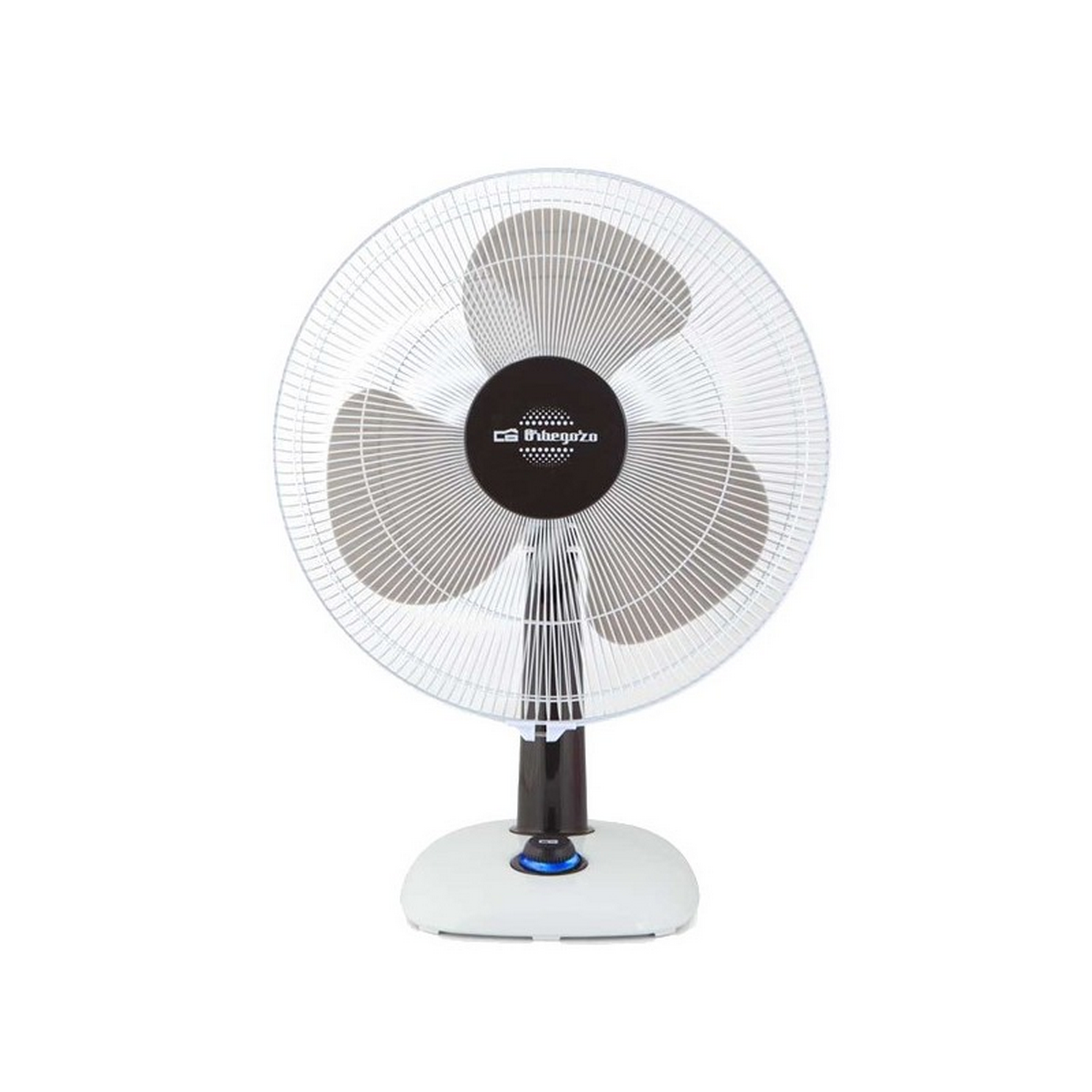 Ventilador eléctrico blanco y gris con tres aspas, centro negro y base blanca, aislado sobre blanco.