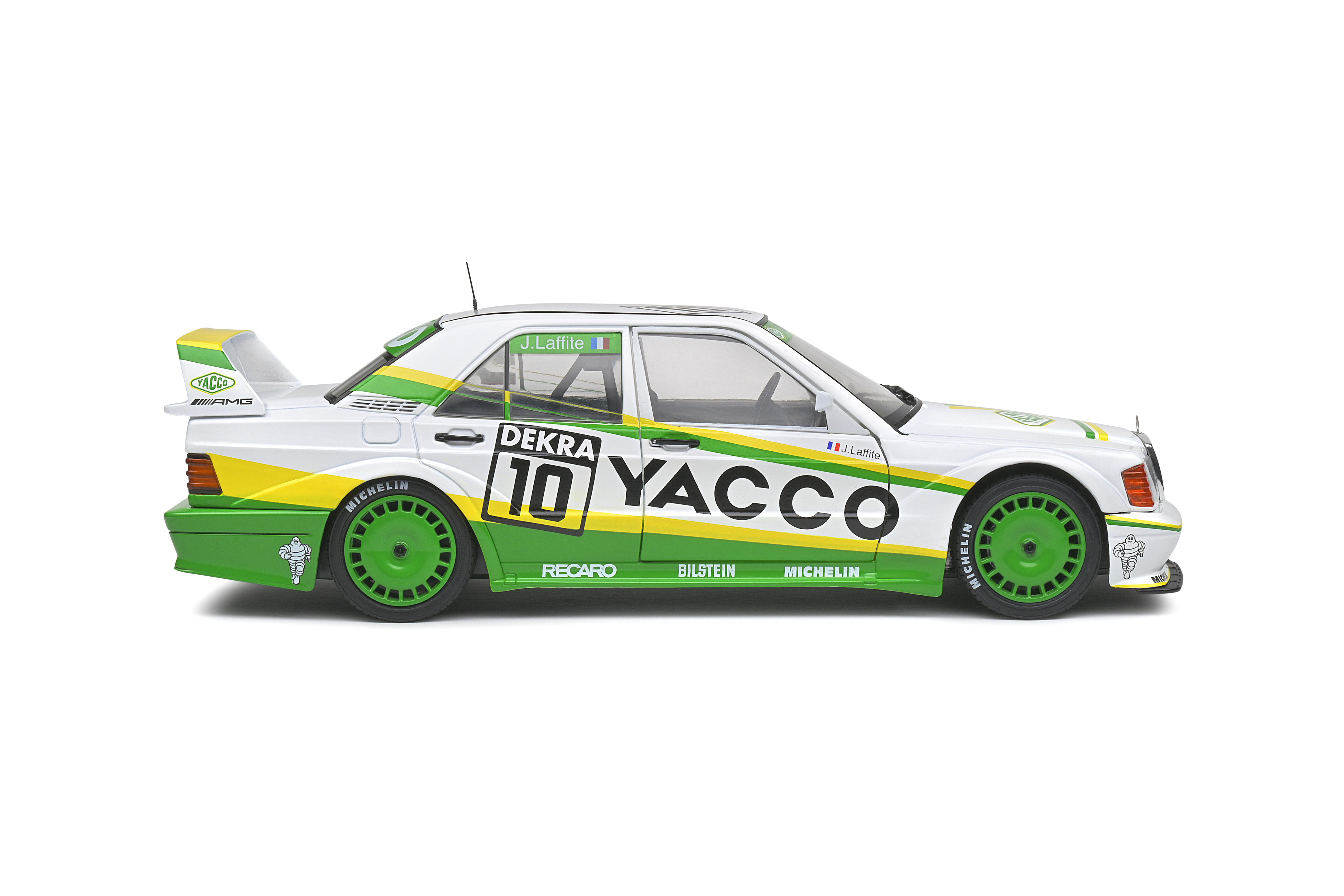 Weißes, grünes und gelbes Rennauto mit der Nummer 10 und dem Branding „Yacco“. Das Auto steht auf einer weißen Oberfläche.