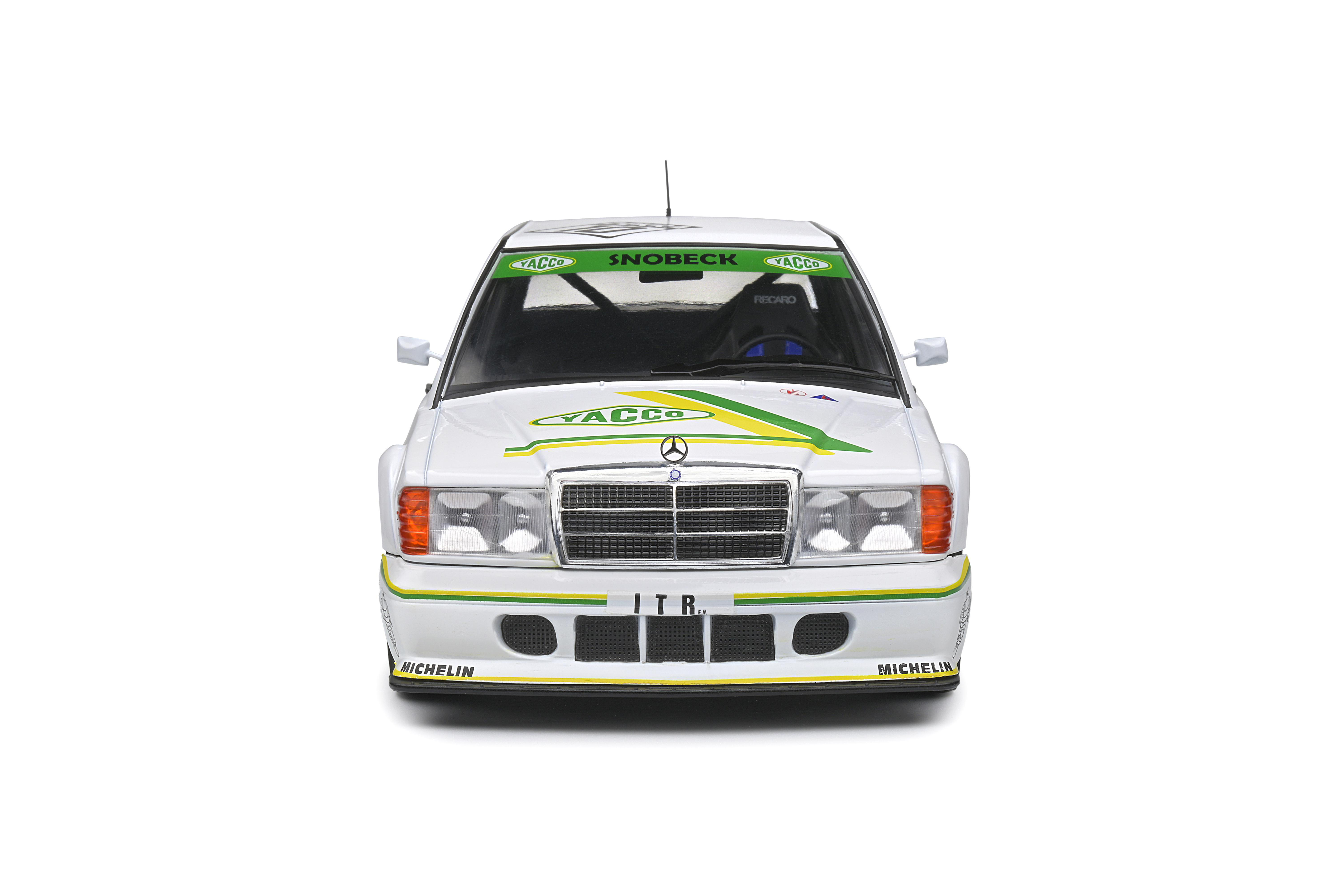 Ein weißes Spielzeugauto mit Sponsorenlogos und dem Wort ITR auf der Vorderseite ist auf weißem Hintergrund zentriert.