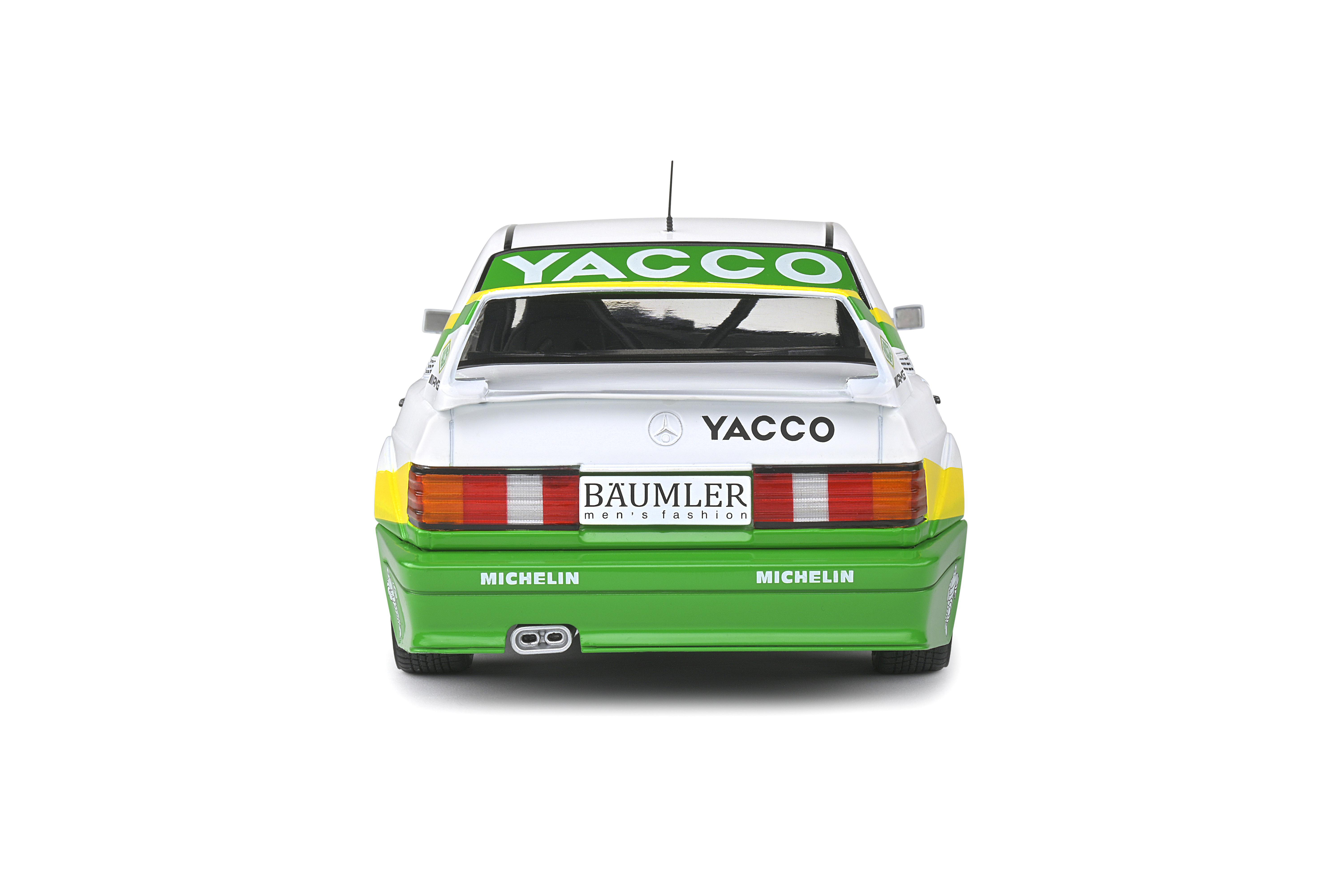 Ein weißes Rennauto mit grünen und gelben Streifen und dem Logo 'YACCO'.