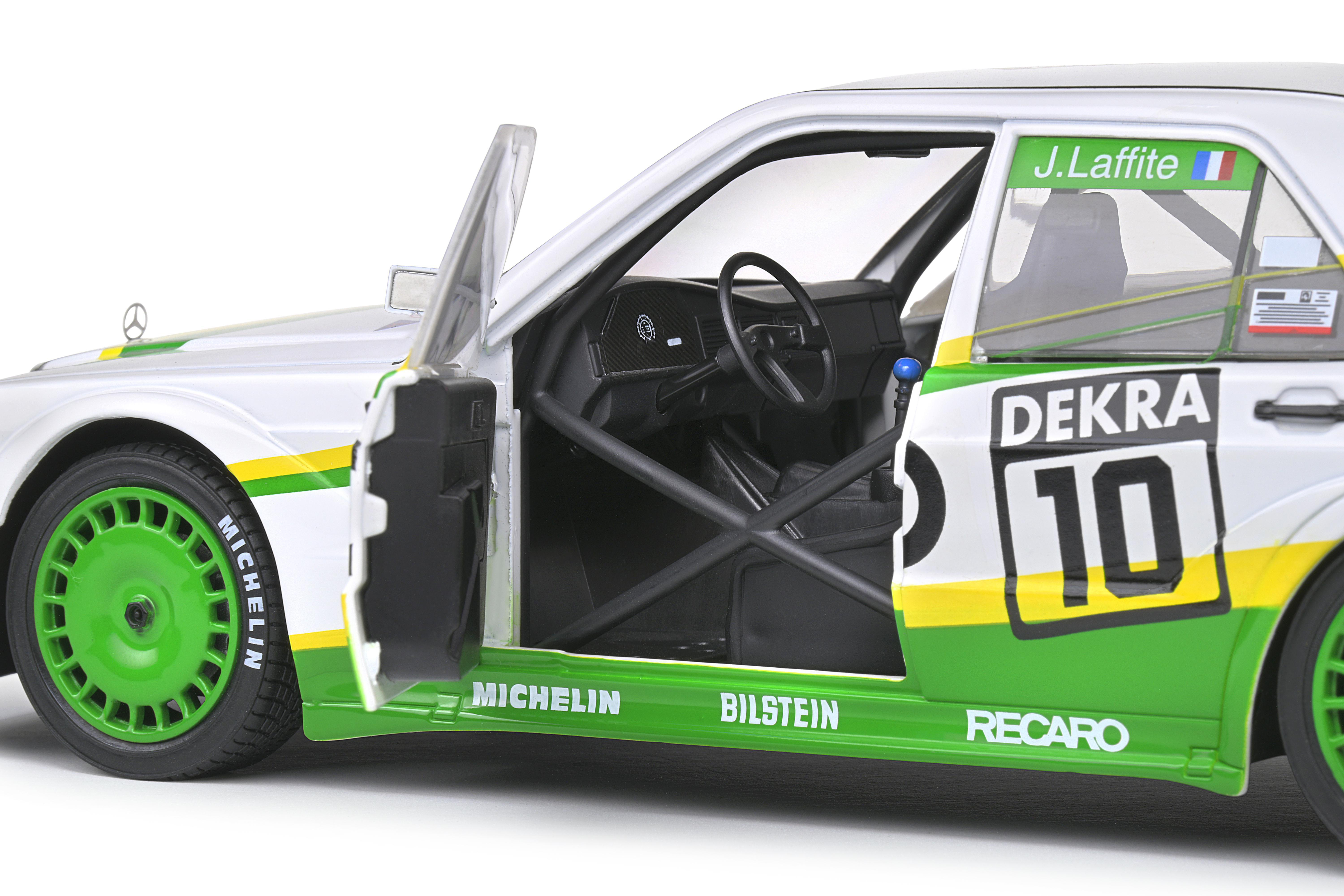 Rennwagen-Innenraum, offene Tür, zeigt schwarzen Überrollkäfig und Lenkrad.
