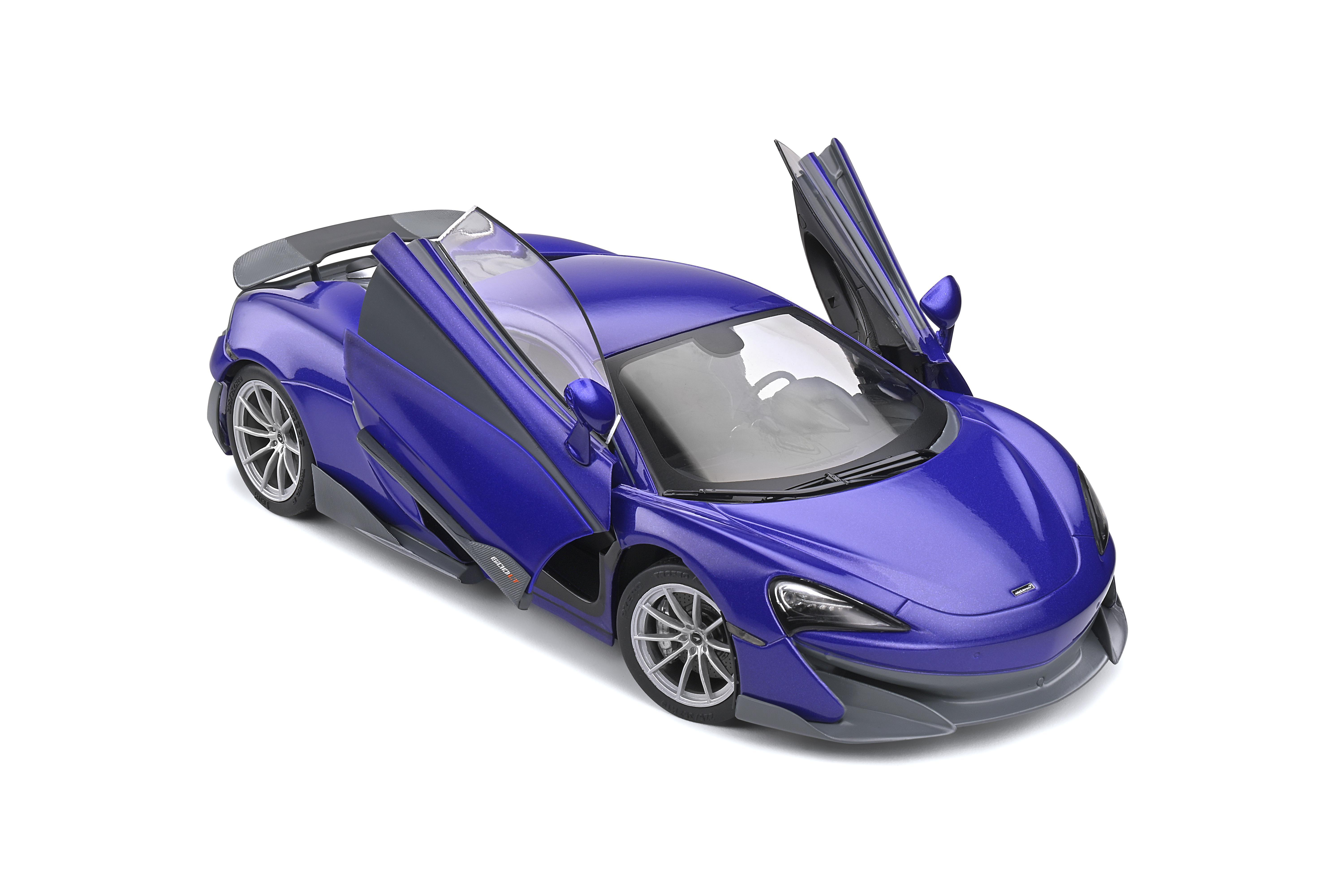 Ein blauer McLaren-Sportwagen mit geöffneten Türen auf weißem Hintergrund.