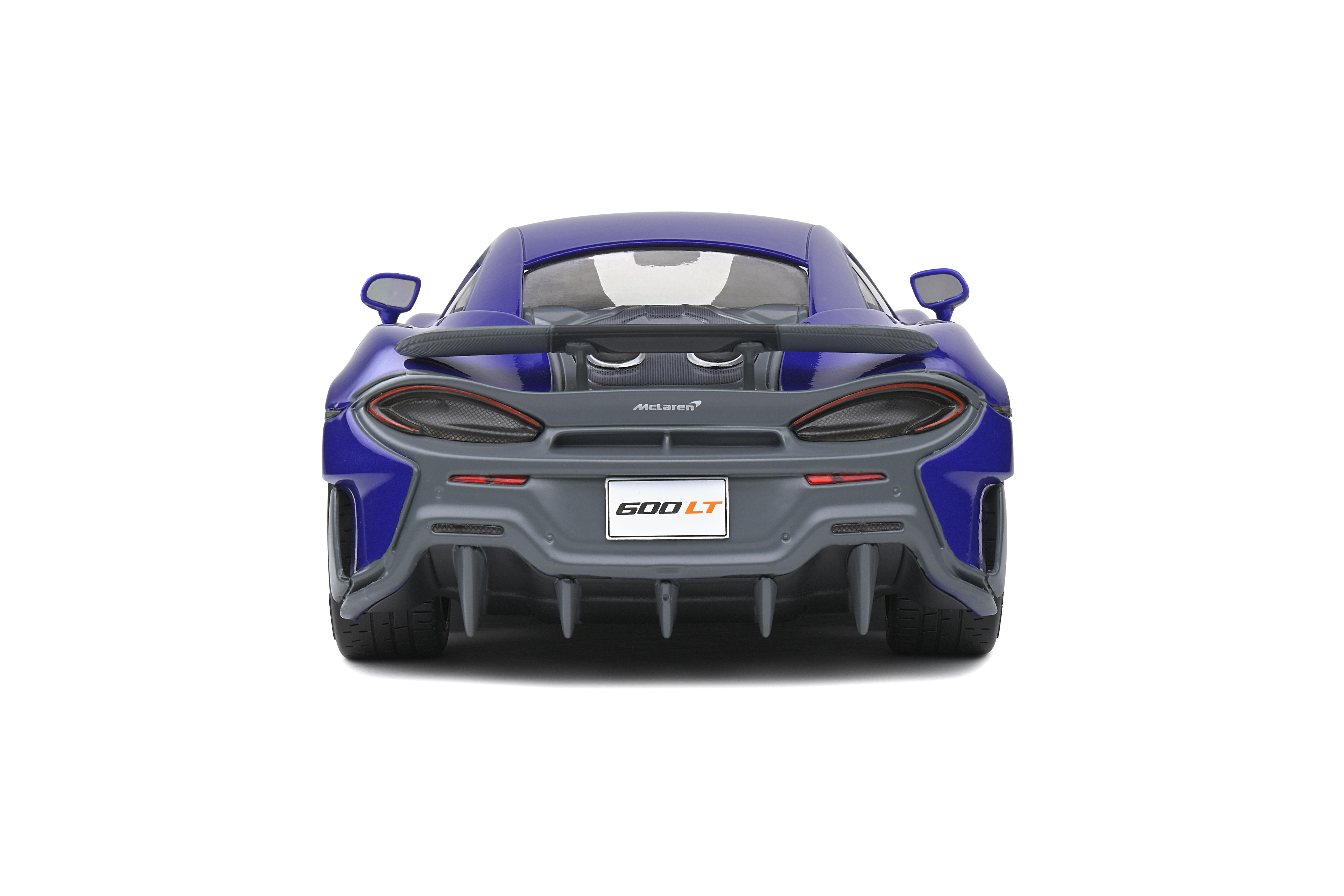Rückansicht eines blauen McLaren 600LT Sportwagens auf weißem Hintergrund. Das Auto ist mittig.