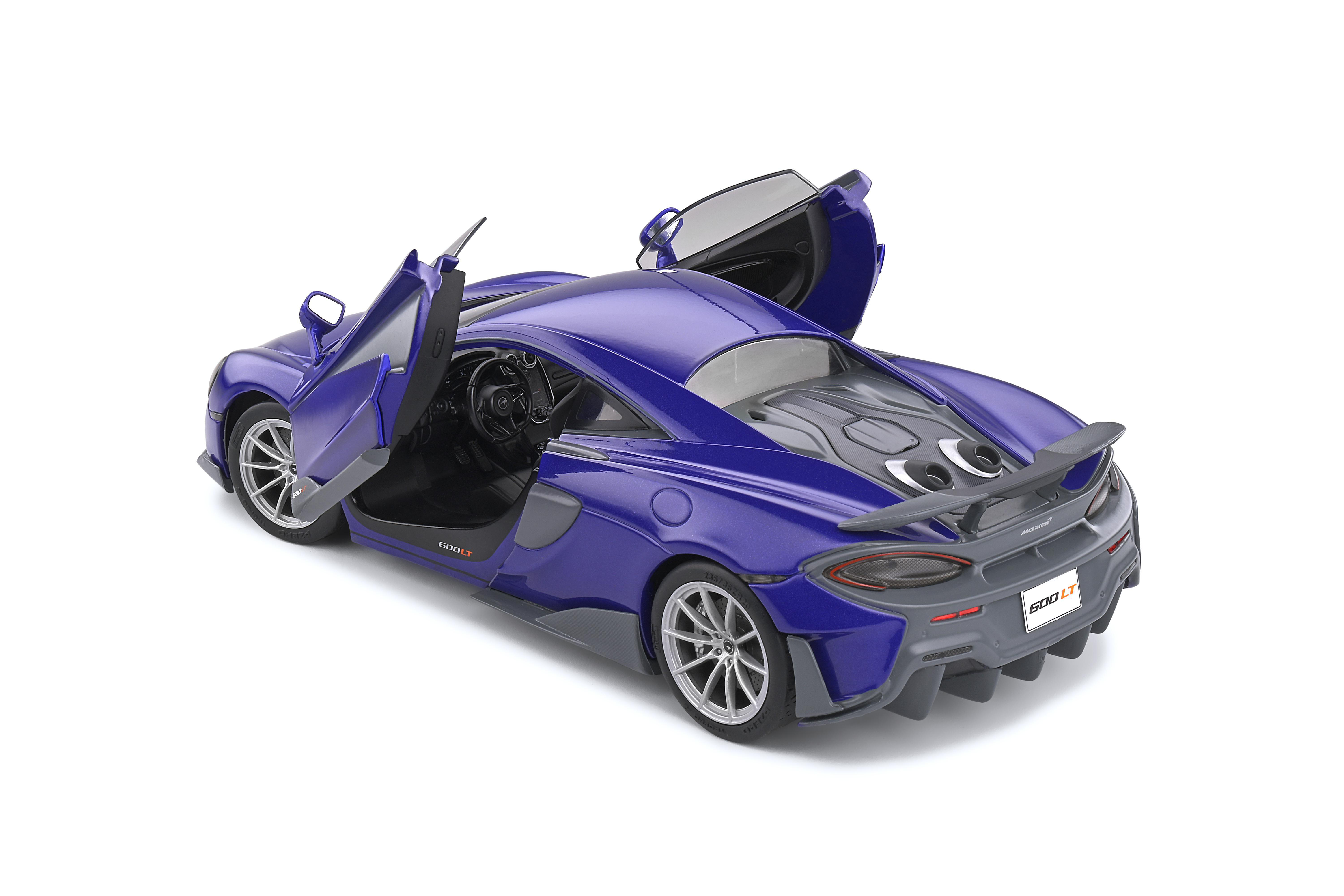 Blauer McLaren 600LT Sportwagen mit geöffneten Türen, vor weißem Hintergrund.