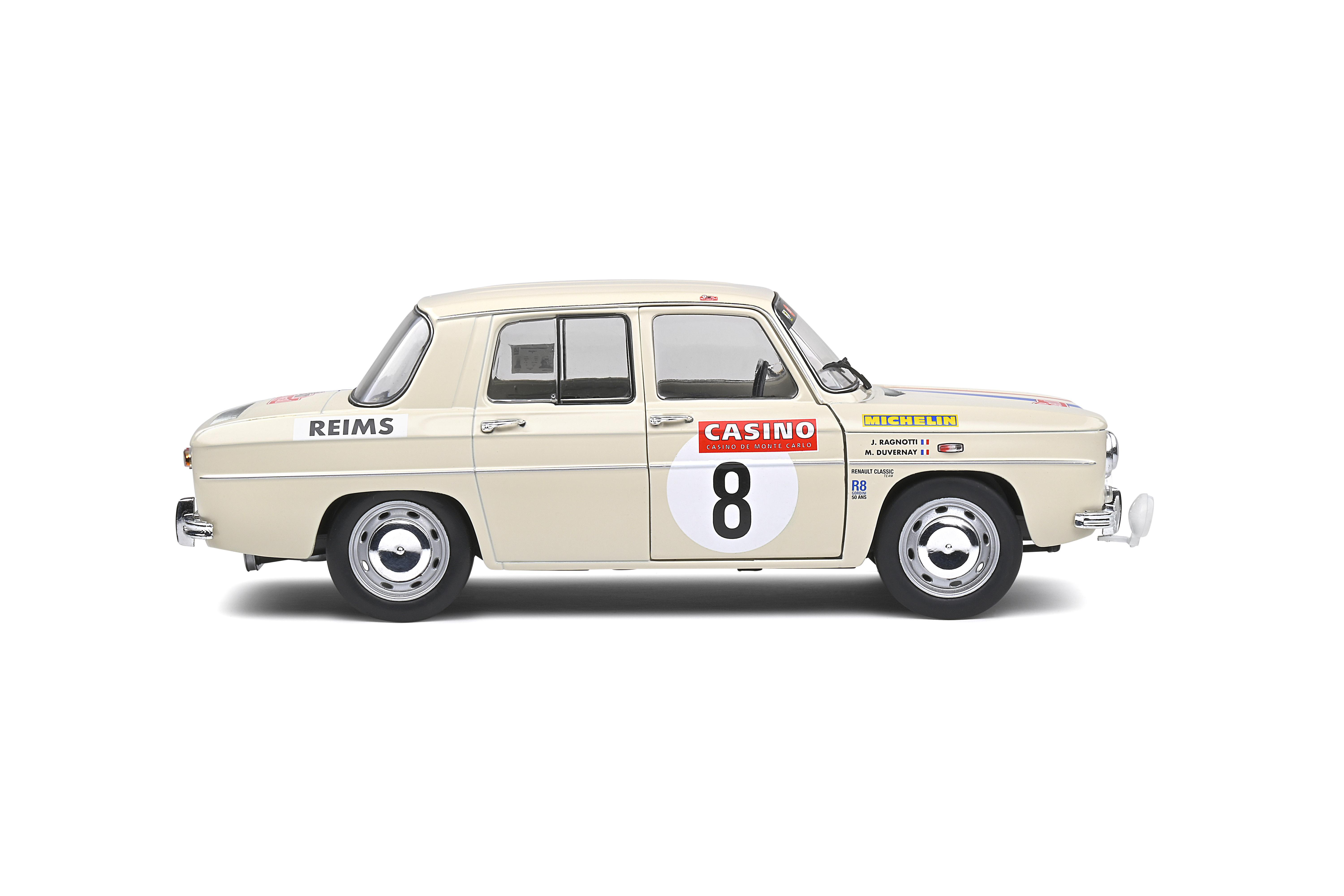 Ein cremefarbenes Oldtimer-Auto mit der Nummer 8 auf der Seite und weißem Hintergrund.