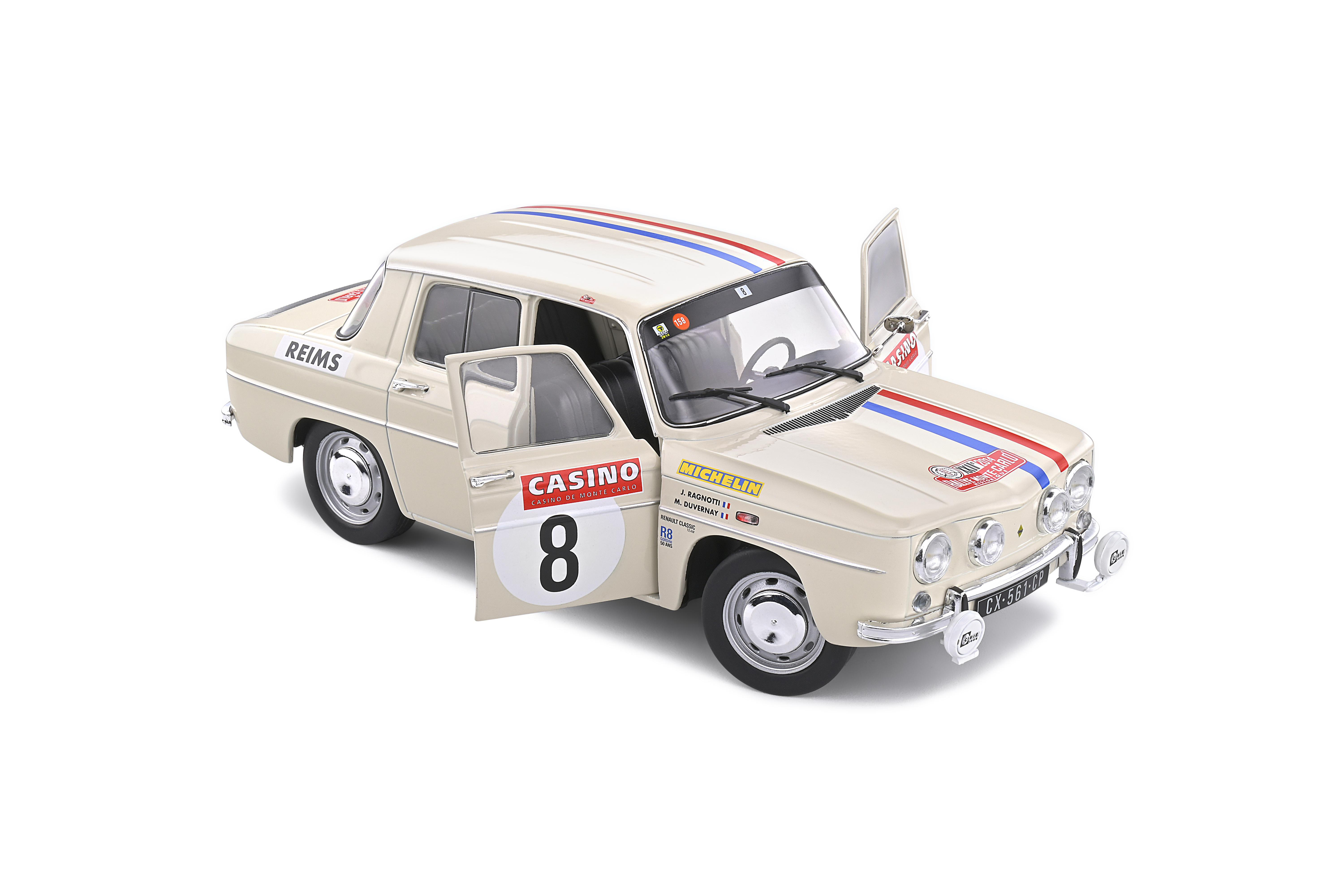 Beiges Oldtimer-Auto mit offenen Türen, Rennaufklebern, Nummer 8 und weißem Hintergrund.