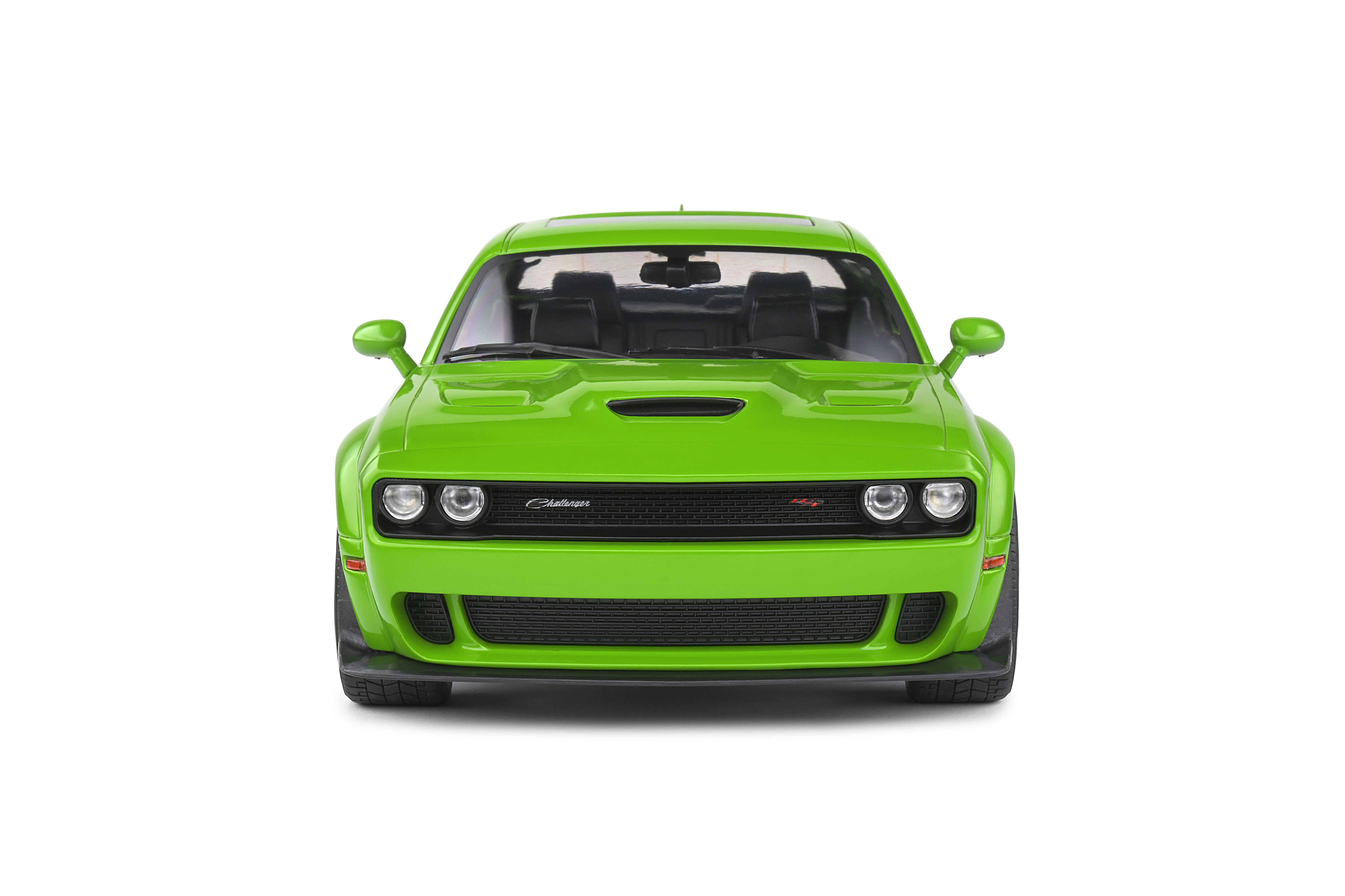Ein leuchtend grüner Dodge Challenger steht im Mittelpunkt. Es hat schwarze Details und befindet sich auf weißem Grund. Es ist eine Frontansicht.