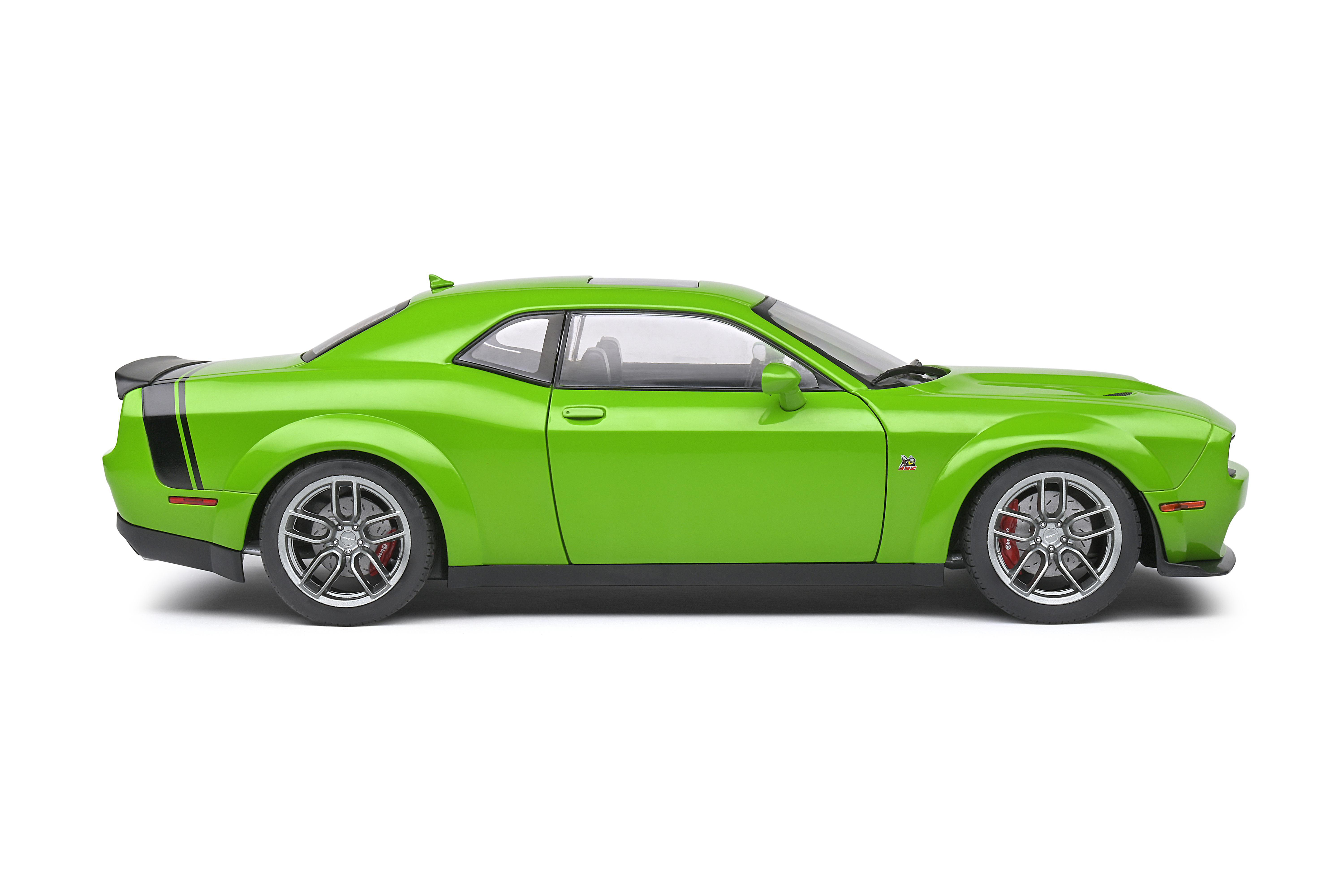 Ein limettengrüner Dodge Challenger steht vor weißem Hintergrund. Es ist eine Seitenansicht.