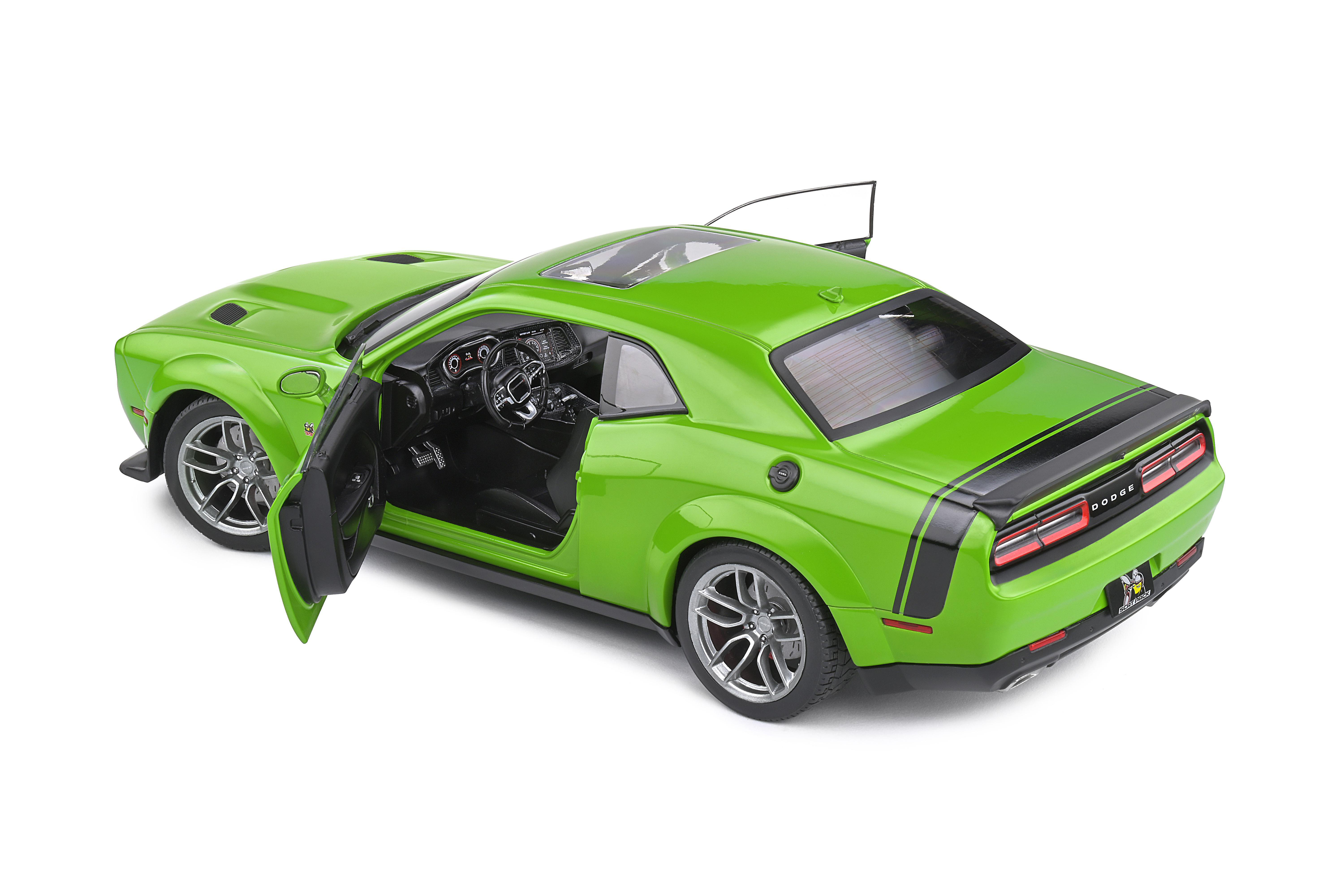 Ein grüner Dodge Challenger mit offener Tür. Schwarze Streifen, silberne Räder und schwarze Innendetails sind sichtbar.