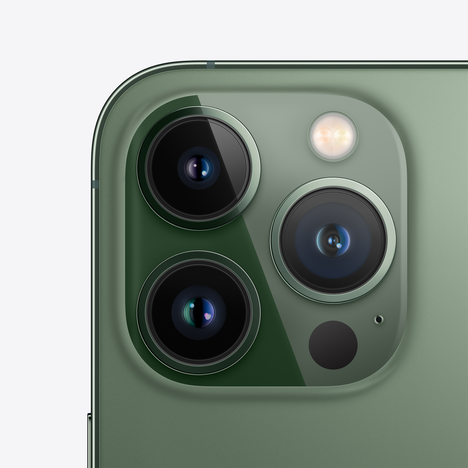 Primer plano del conjunto de cámaras de un teléfono verde. Tres lentes y un flash son visibles.