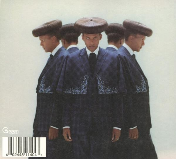 Un groupe d'hommes en tenues assorties, disposition circulaire, avec un fond blanc.