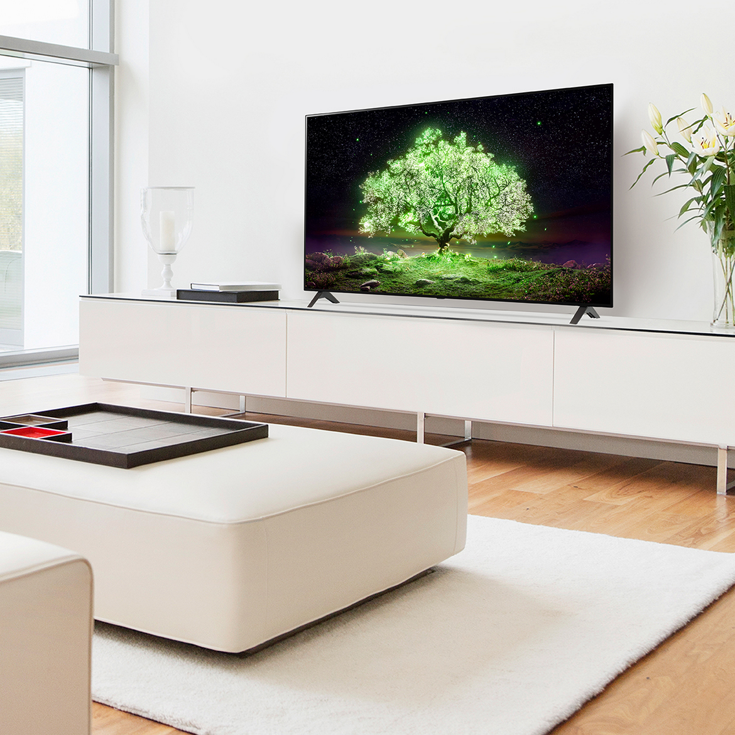 Una sala de estar con una pantalla de TV que muestra un árbol brillante.