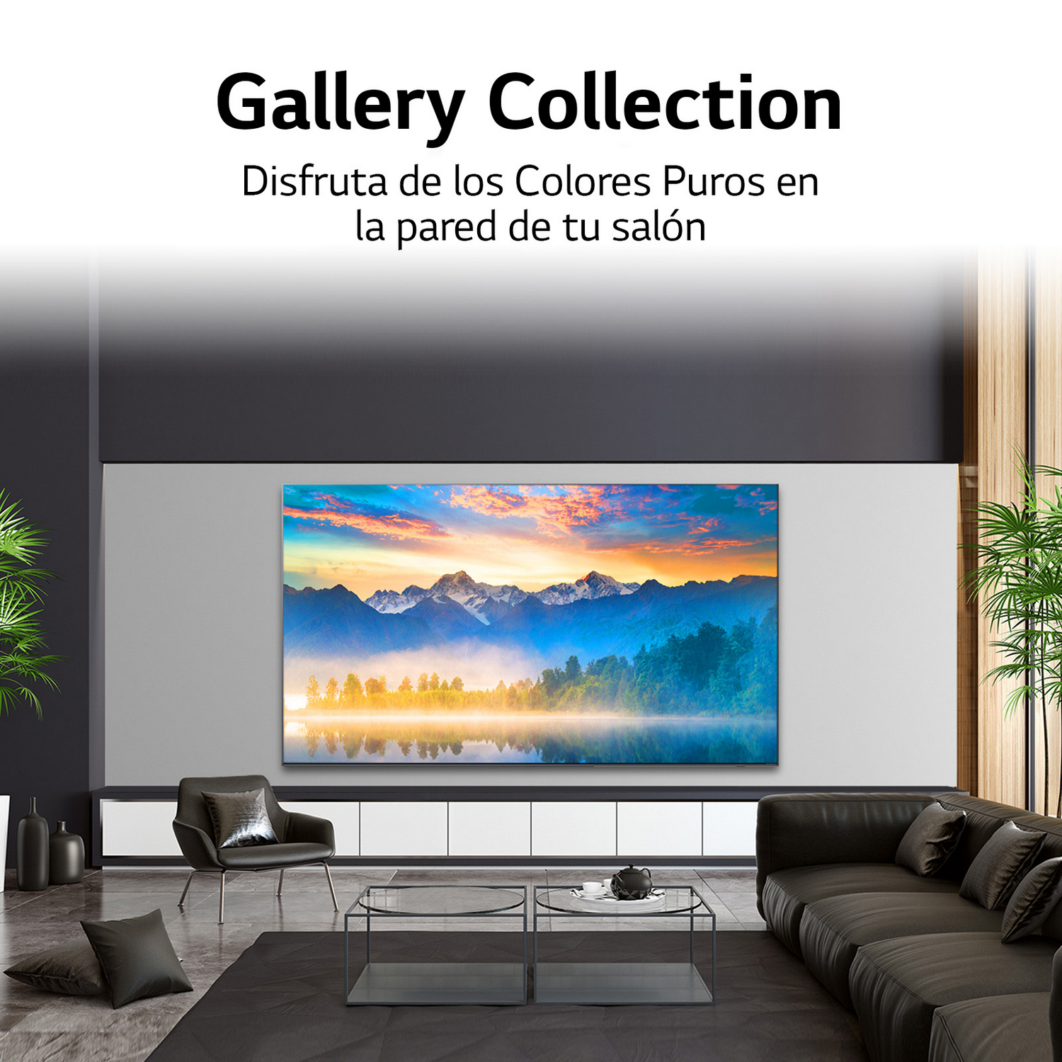 Salón con TV mostrando paisaje. Sofá y silla negra. Fondo blanco.