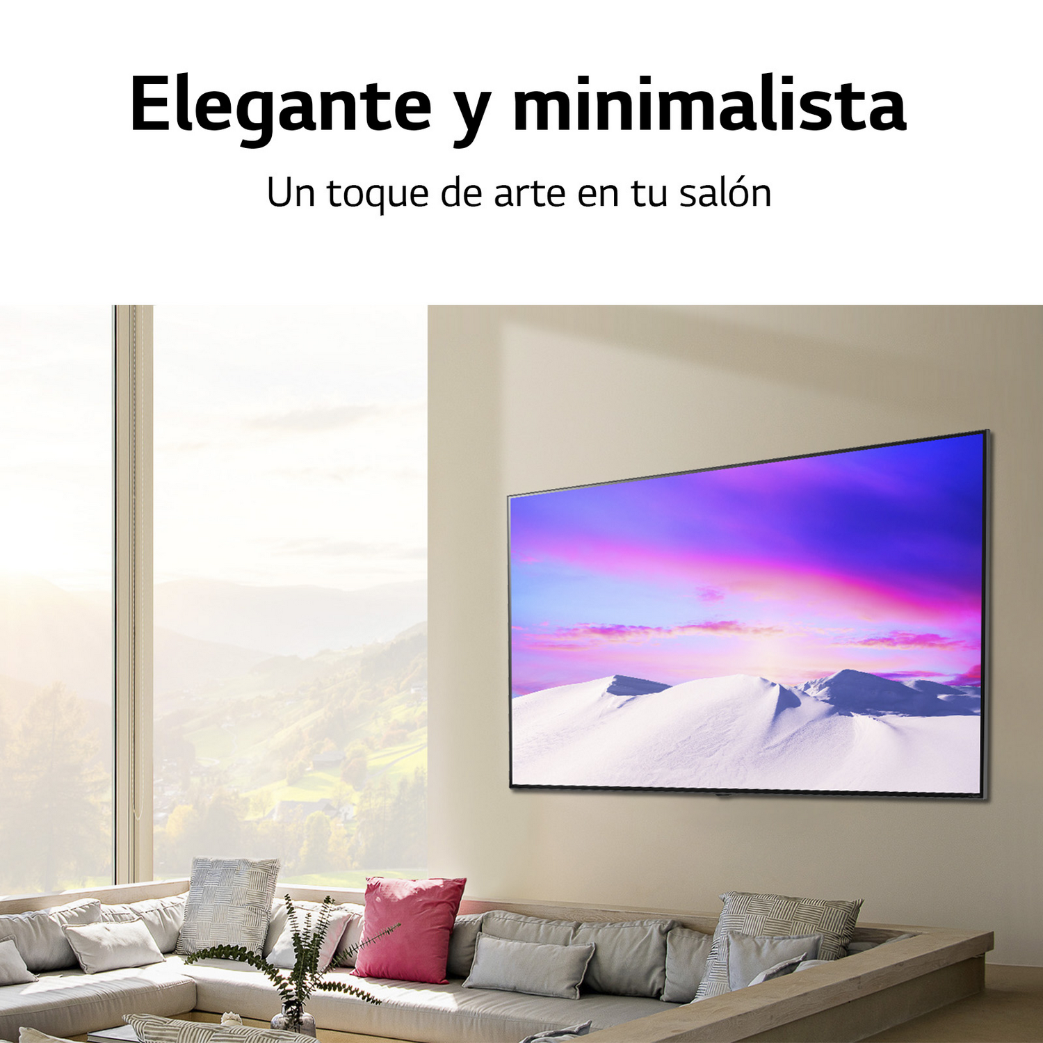 Una gran pantalla de TV montada en una pared que muestra una imagen colorida. Un sofá y una ventana están al fondo.