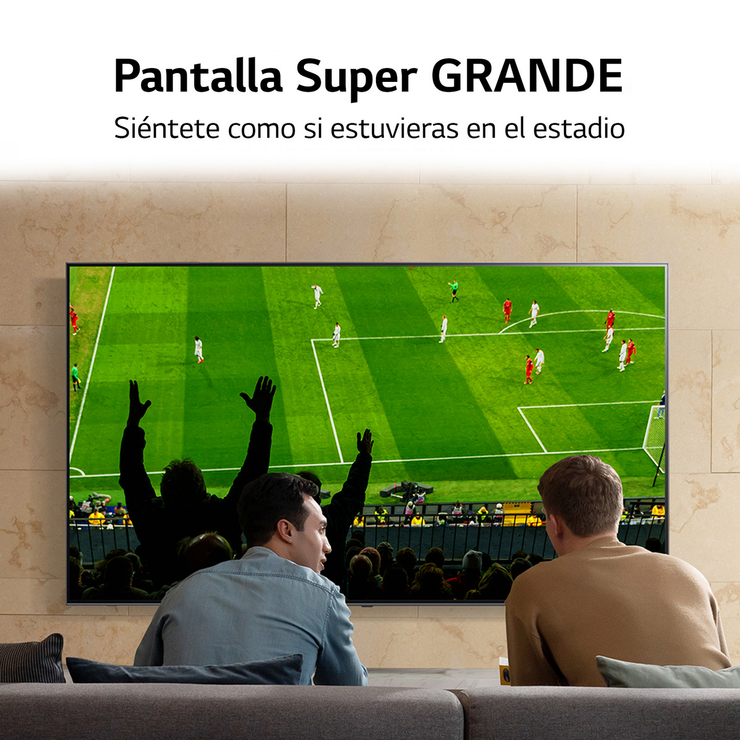 Personas viendo un partido de fútbol en un televisor de pantalla grande. Siluetas de aficionados.