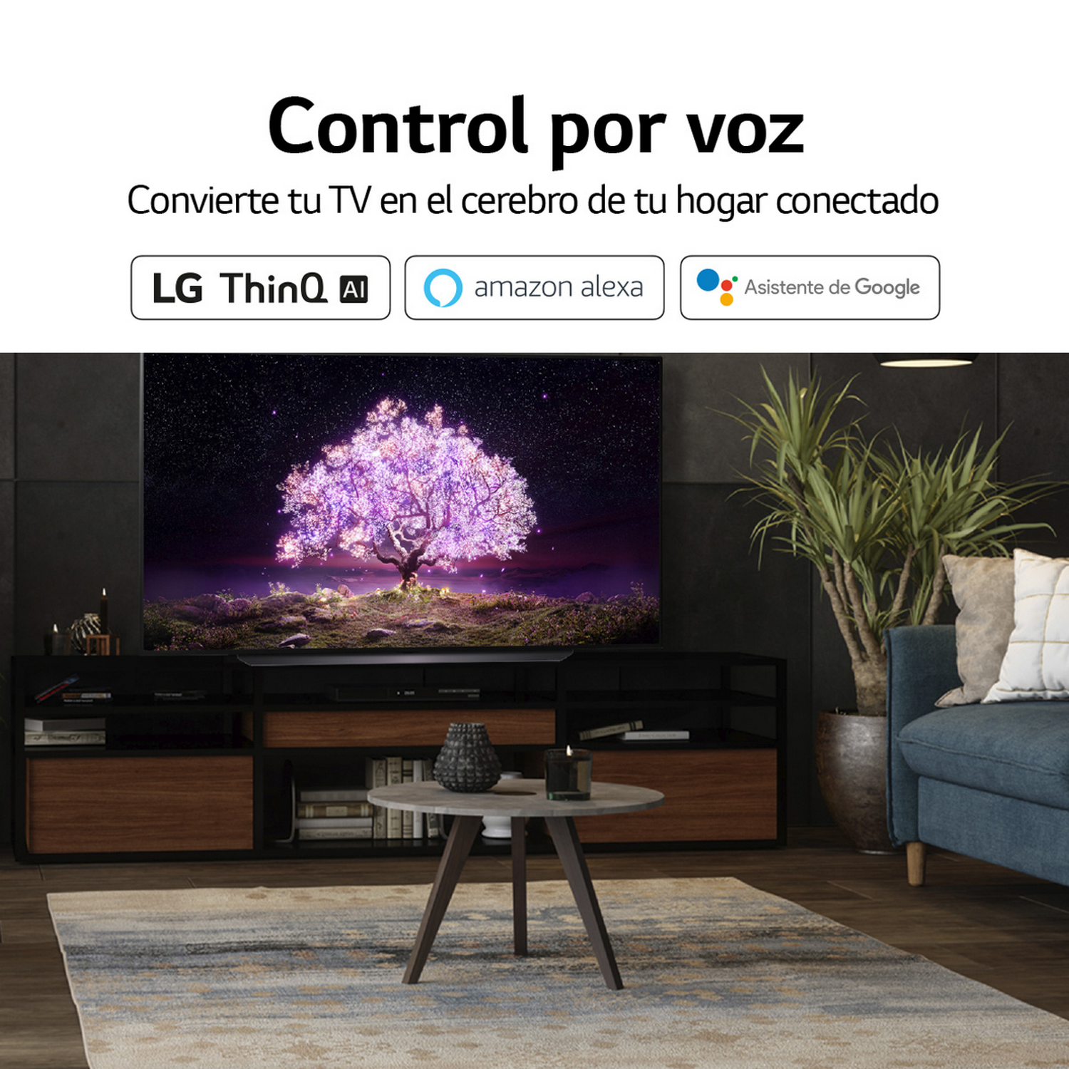 Salón moderno con TV grande mostrando un árbol, mesa de centro y sofá azul.