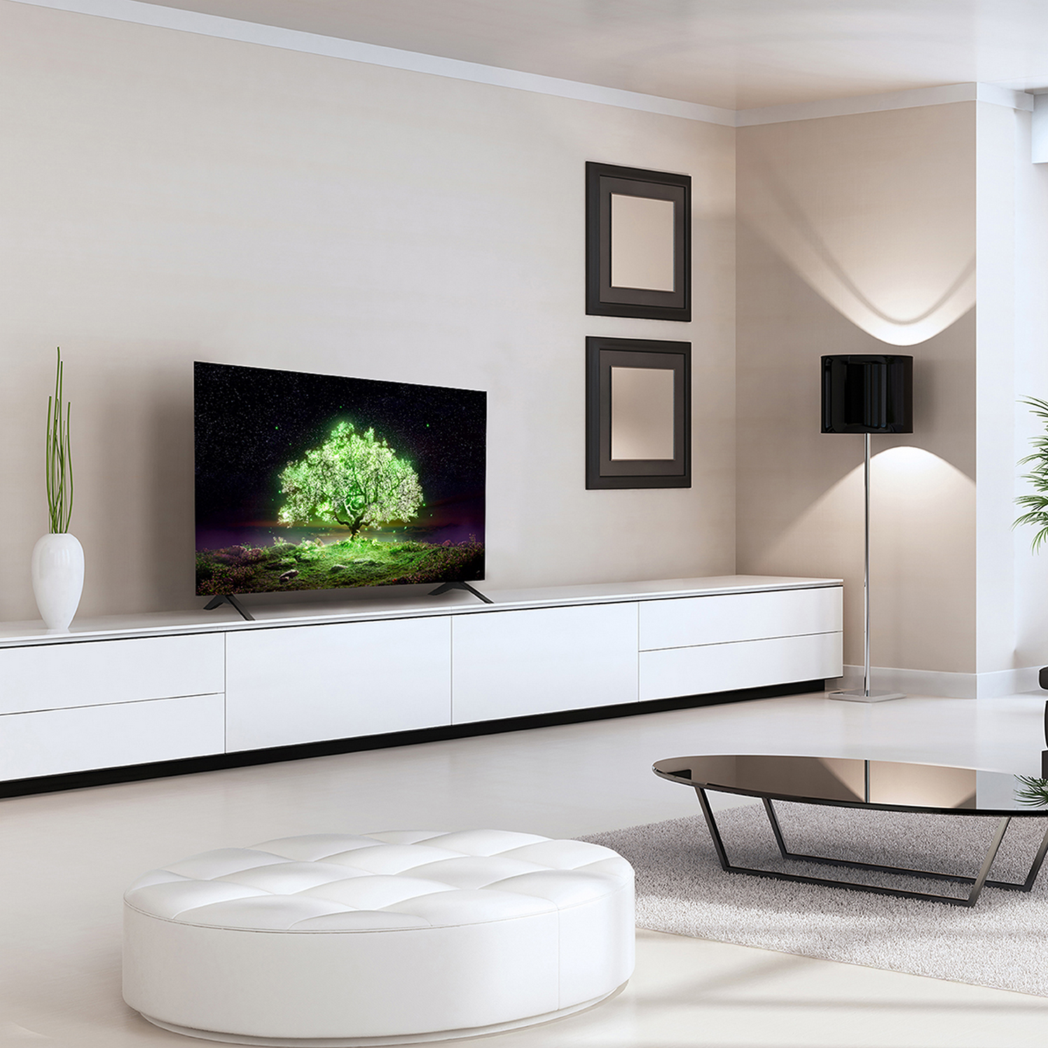 Salón con TV mostrando un gráfico de árbol. Muebles blancos, estilo moderno.