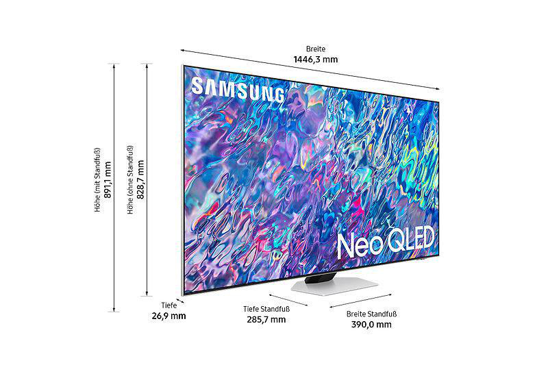 Ein Samsung Neo QLED-Fernseher, der seine Abmessungen, den weißen Standfuß und den Markennamen zeigt.