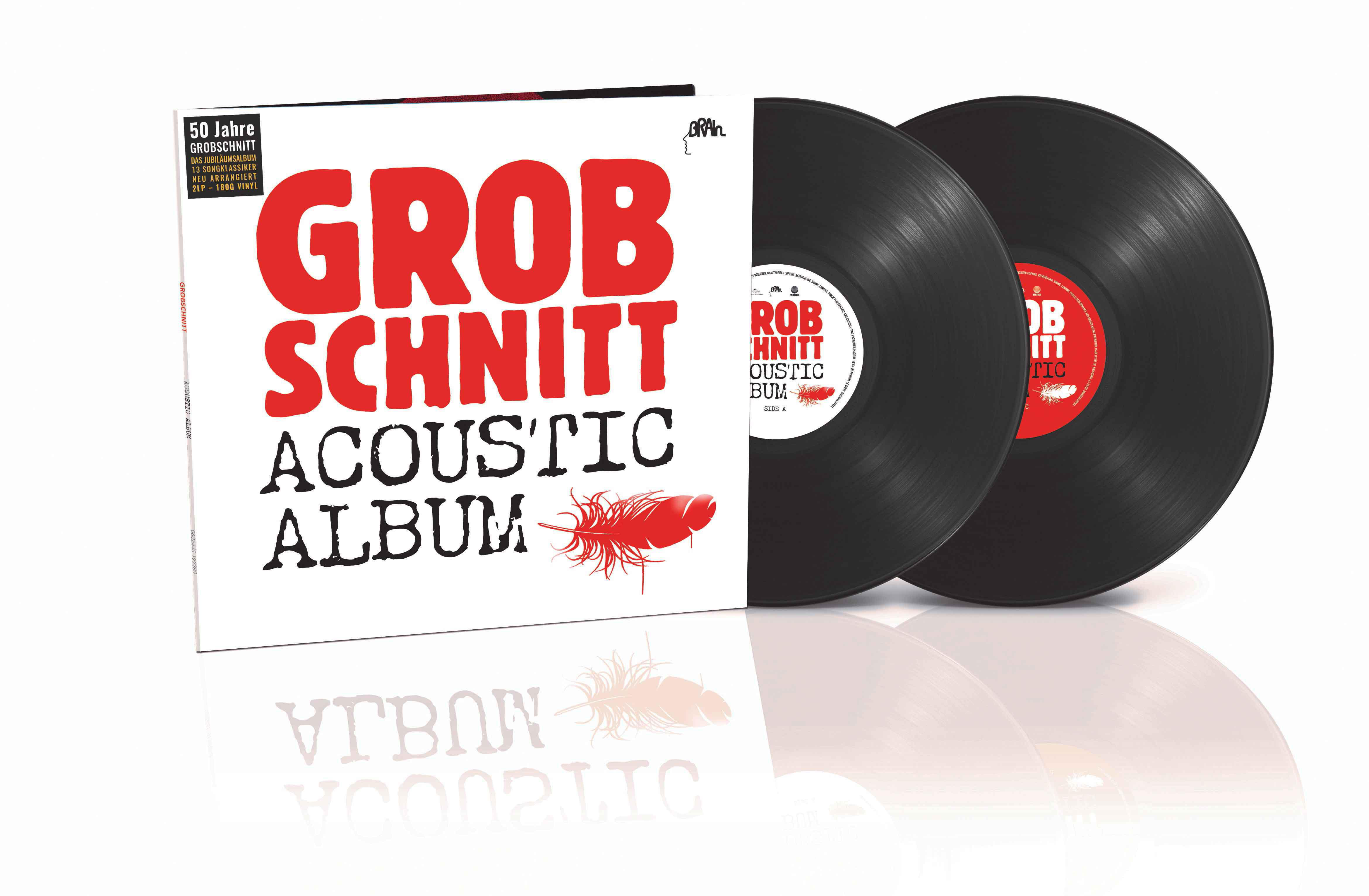 Albumcover und zwei schwarze Schallplatten mit weißen Etiketten auf weißer Oberfläche.