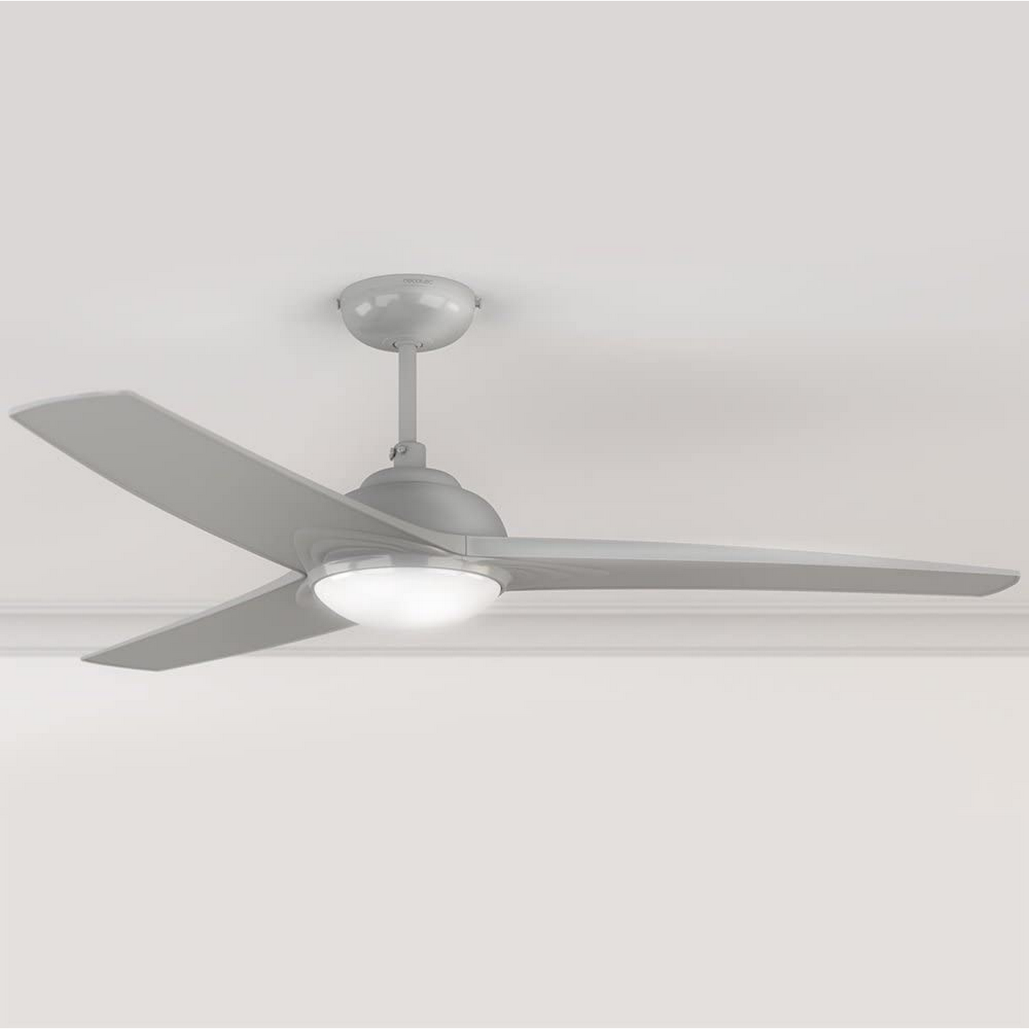 Un ventilador de techo gris con tres aspas y una lámpara. Techo blanco.