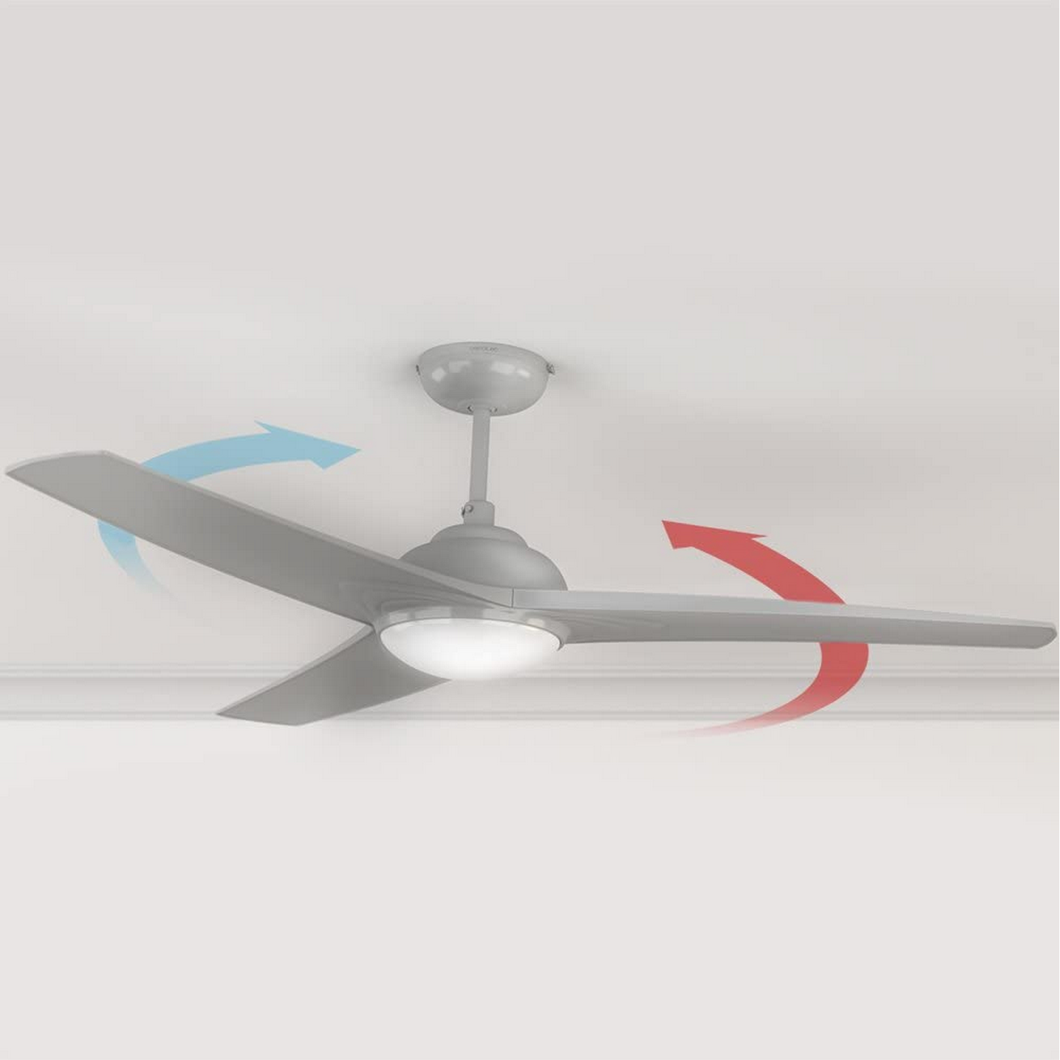Ventilador de techo con flechas que muestran la dirección de rotación.