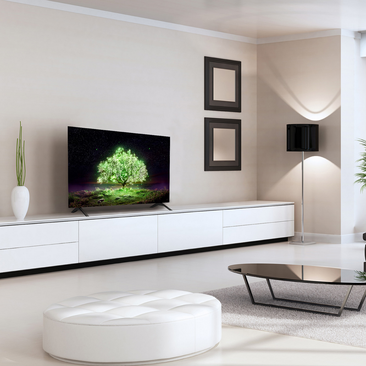 Salón moderno con un televisor grande mostrando una imagen de árbol brillante.