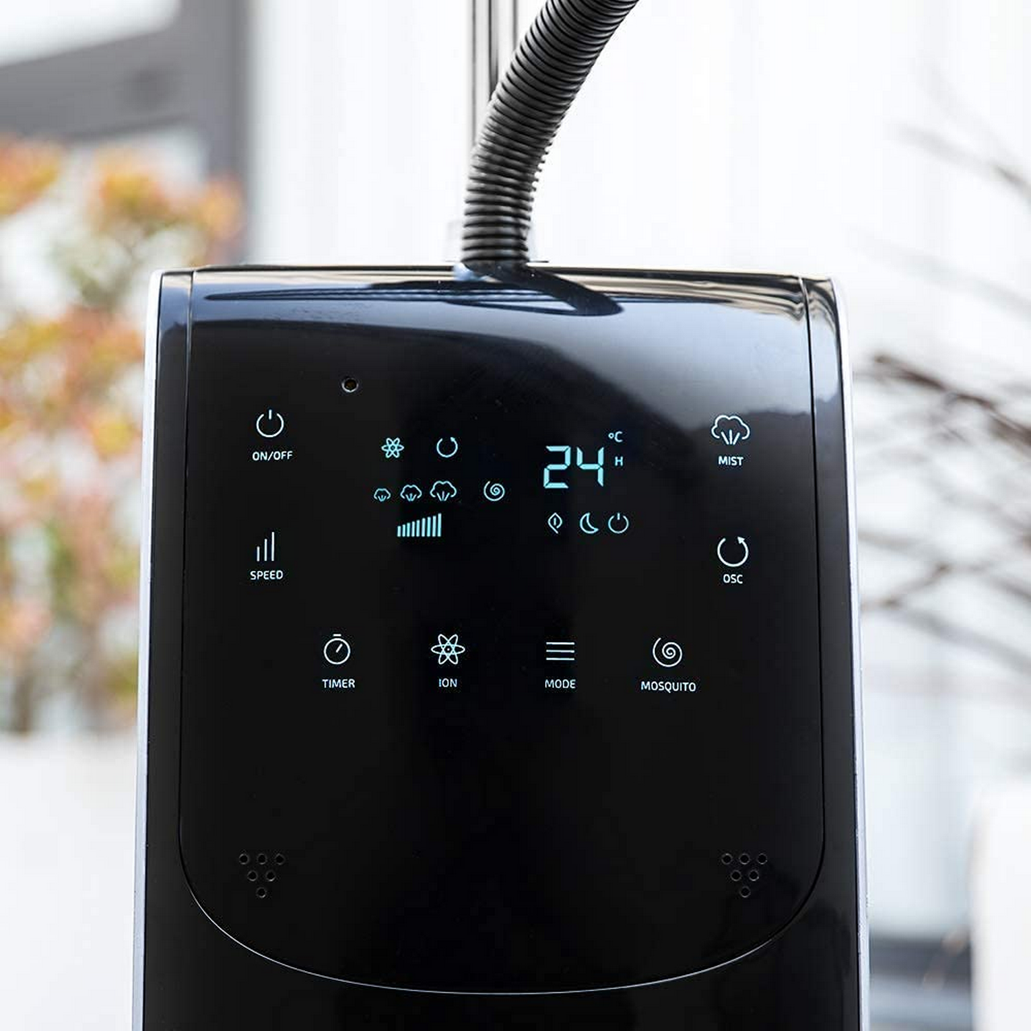 Primer plano del panel de control de un purificador de aire negro con botones y una pantalla digital.