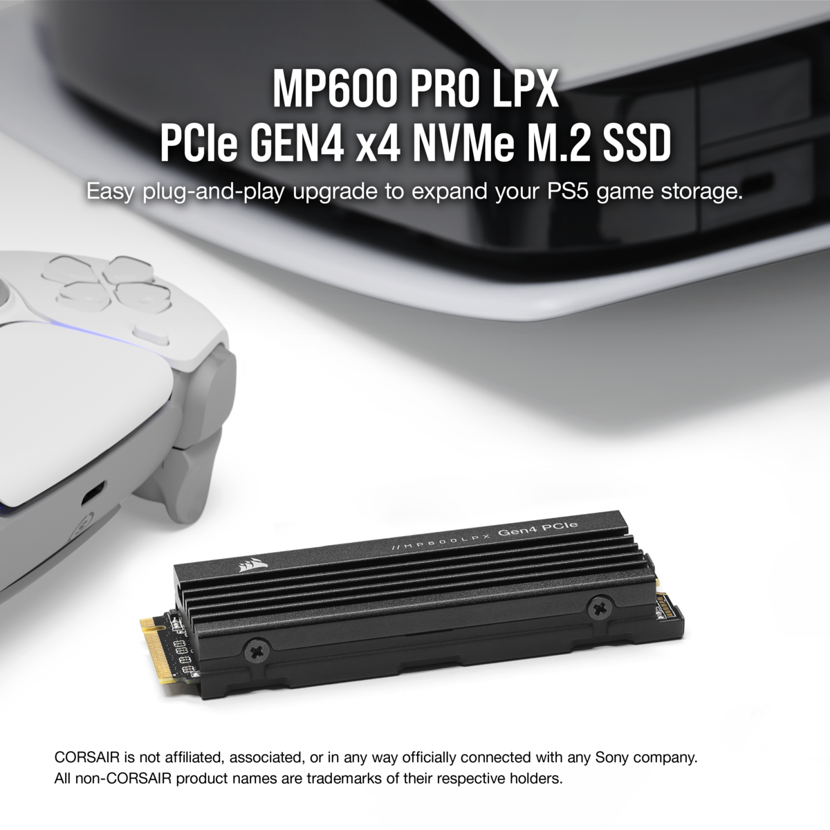 SSD MP600 Pro LPX con logo Corsair. Console PS5 e controller sullo sfondo. Bianco e nero.
